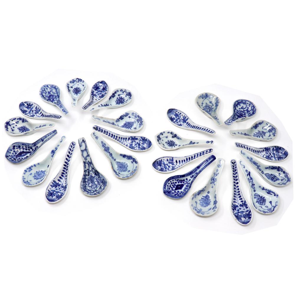 Una collezione di 25 antichi cucchiai cinesi in ceramica bianca e blu.
Ogni cucchiaio in porcellana o gres porcellanato è modellato e rifinito a mano. Alcuni con un anello del piede non smaltato e altri con segni di sperone di cottura sul lato