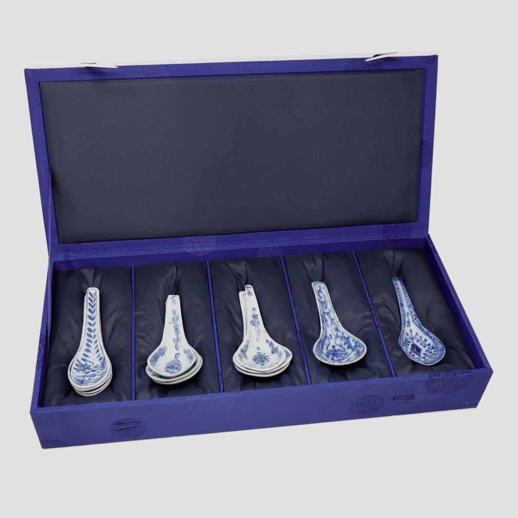 Cotto in fornace Una collezione di 25 antichi cucchiai cinesi in ceramica bianca e blu. in vendita
