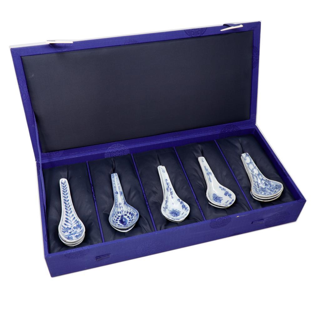 Una collezione di 25 antichi cucchiai cinesi in ceramica bianca e blu. In condizioni buone in vendita a Point Richmond, CA