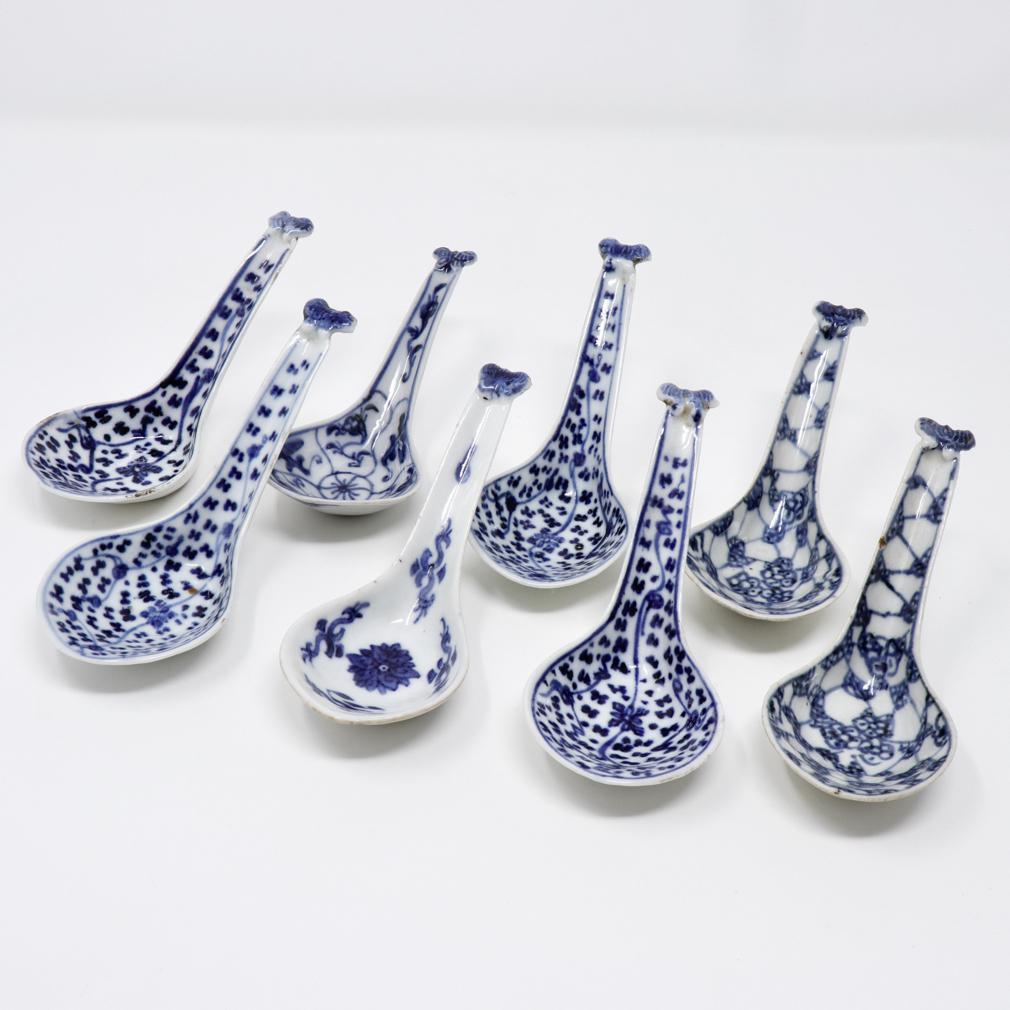 Qing An assembled collection of 8 blue and white Chinese porcelain spoons. For Sale