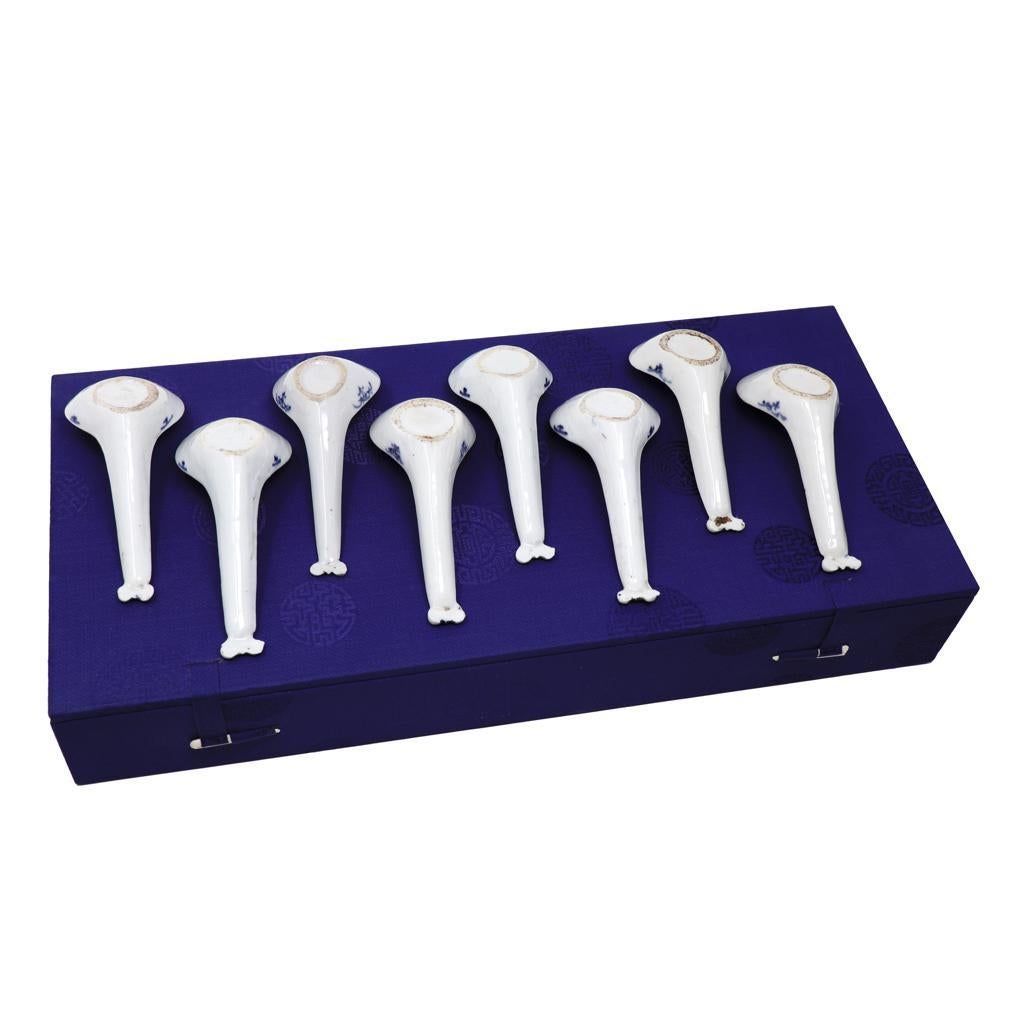 An assembled collection of 8 blue and white Chinese porcelain spoons. In Good Condition For Sale In Point Richmond, CA
