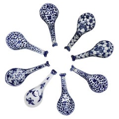 Une collection assemblée de 8 cuillères en porcelaine chinoise bleue et blanche.