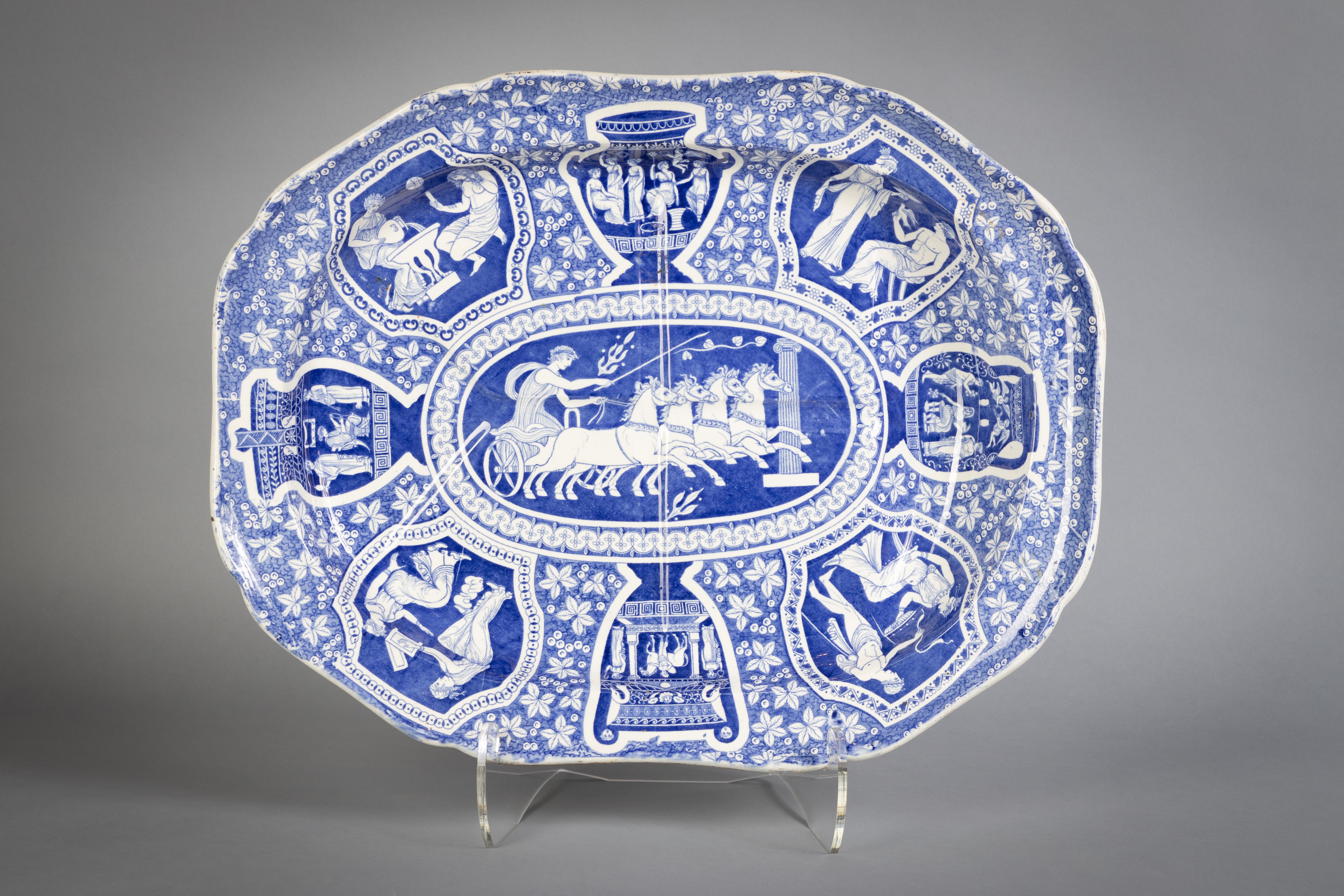 MISE À JOUR : VENDU 12 assiettes plates, 10 assiettes creuses, un plat en forme de puits et d'arbre. Chaque pièce est imprimée par transfert en bleu avec des panneaux de figures classiques et de vases, comprenant : une soupière et son couvercle, un