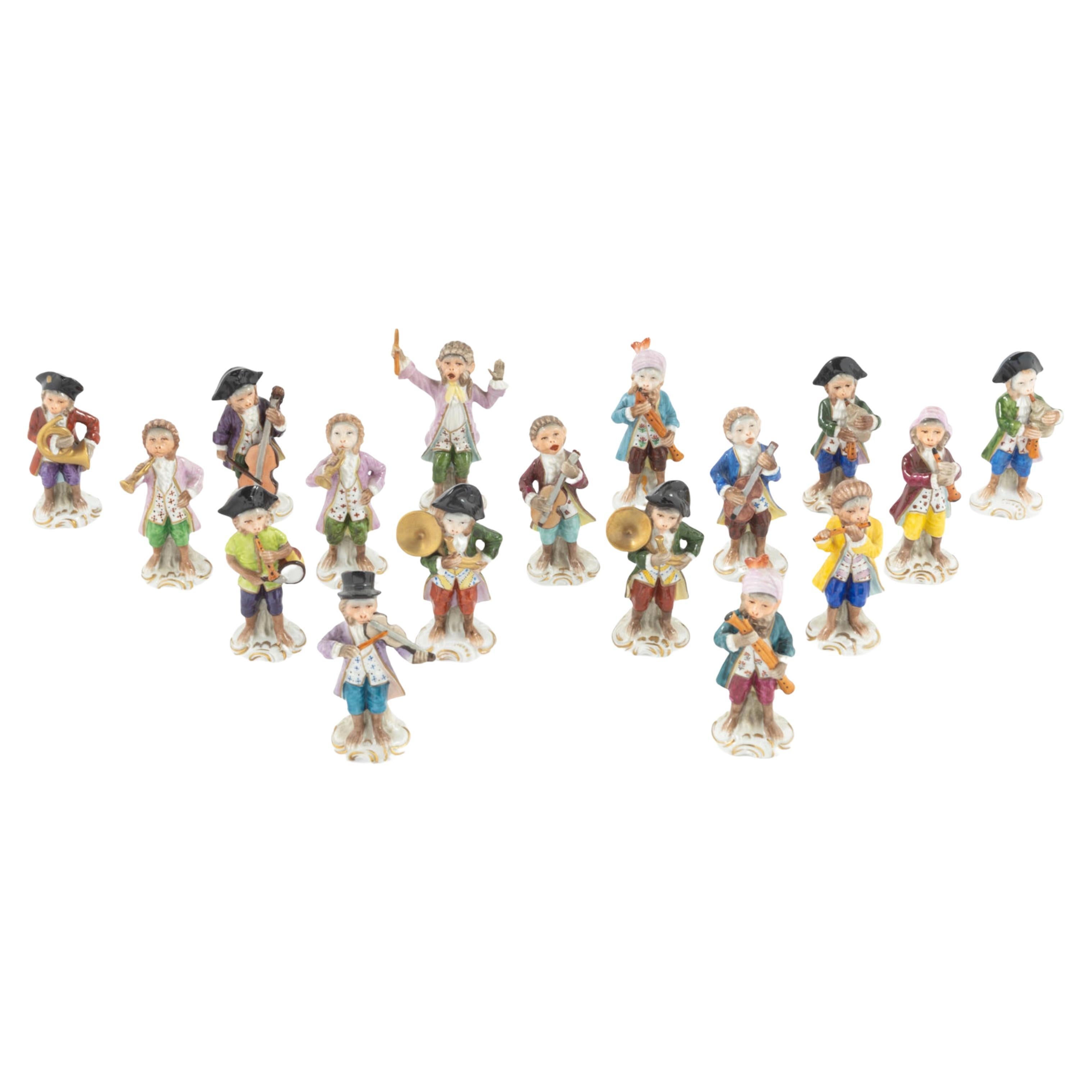 Un gruppo assemblato di diciassette figure di scimmie di porcellana Sitzendorf.