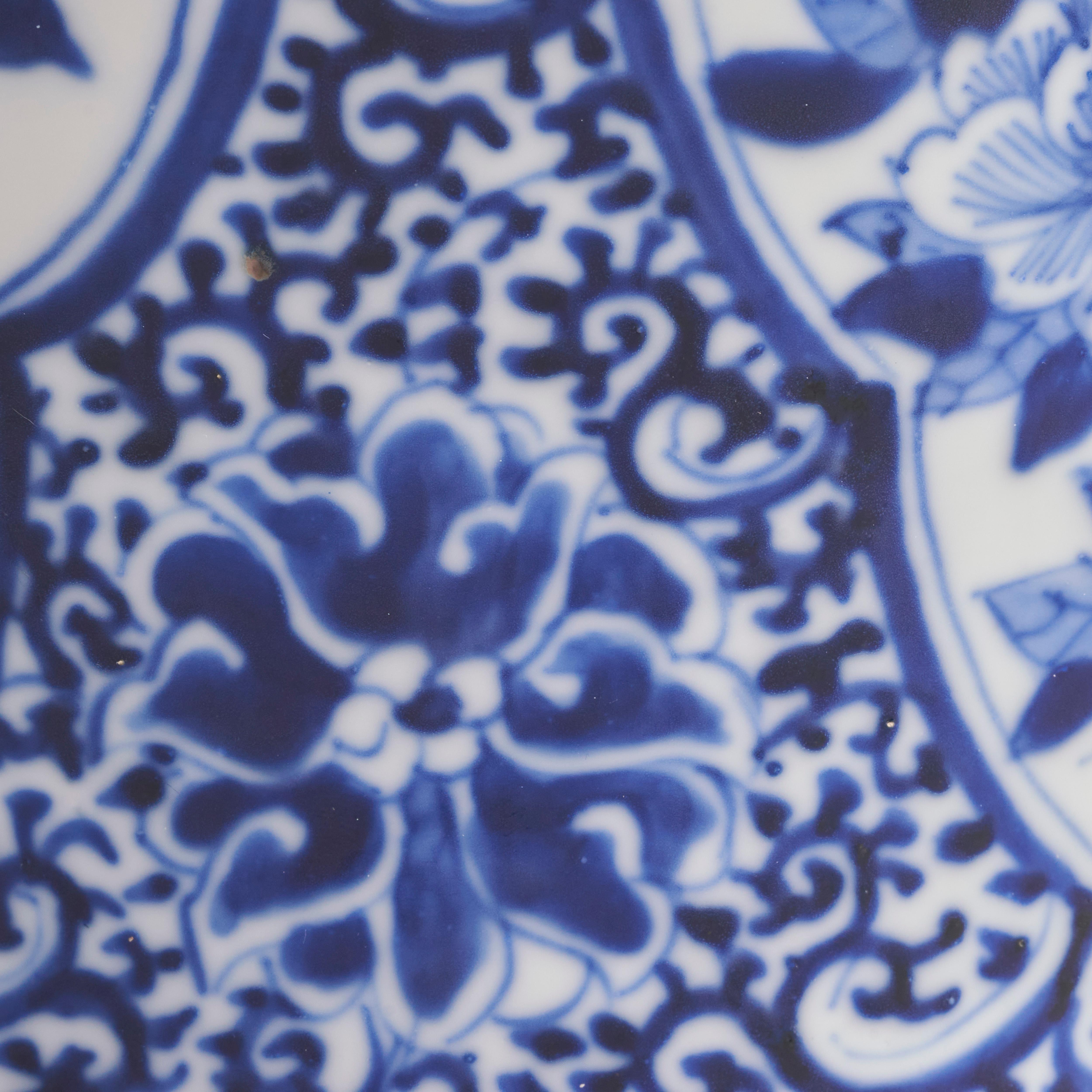 Une attrayante paire de jarres recouvertes de bleu et blanc du 19ème siècle en vente 4