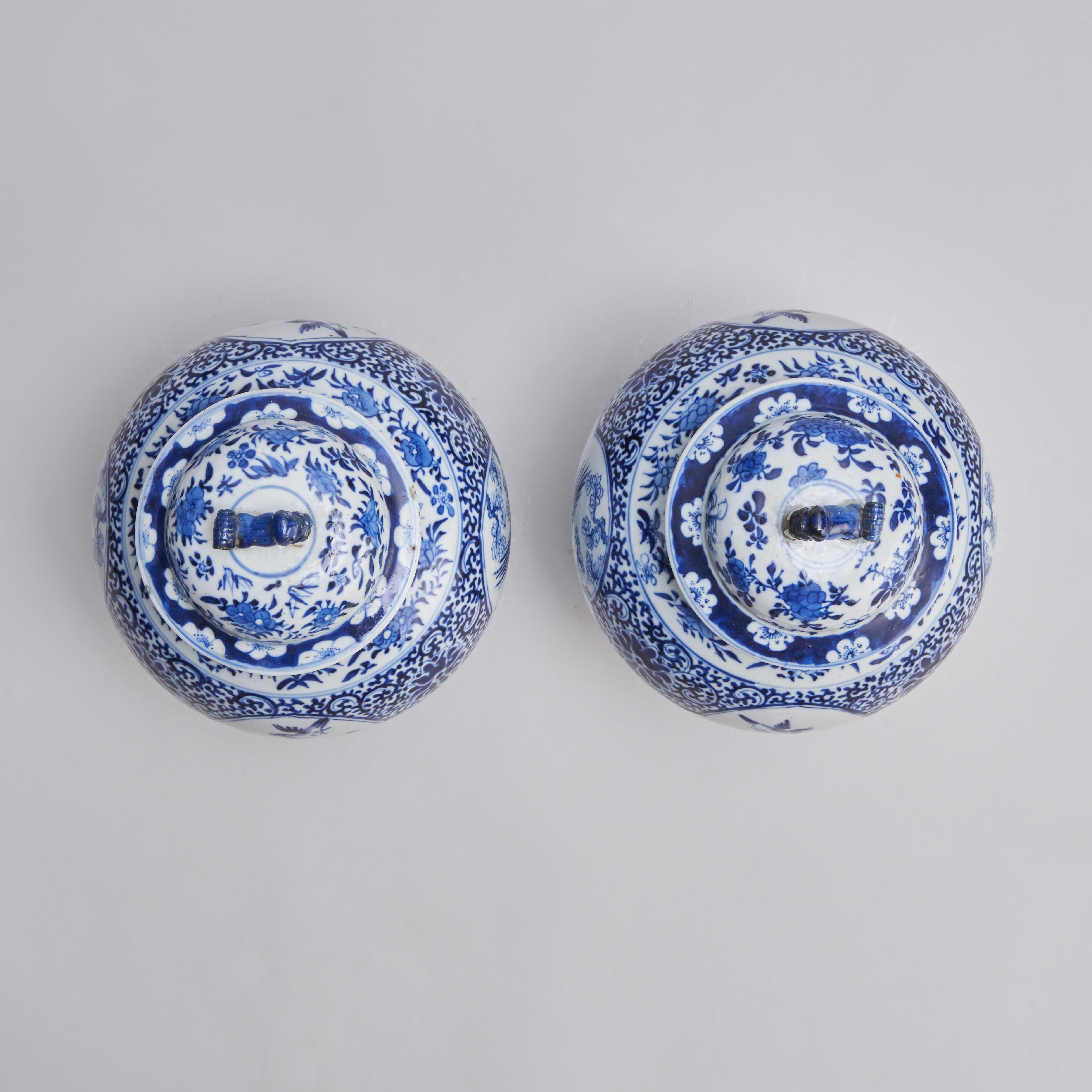An attractive 19th Century pair of blue and white covered jars For Sale 2