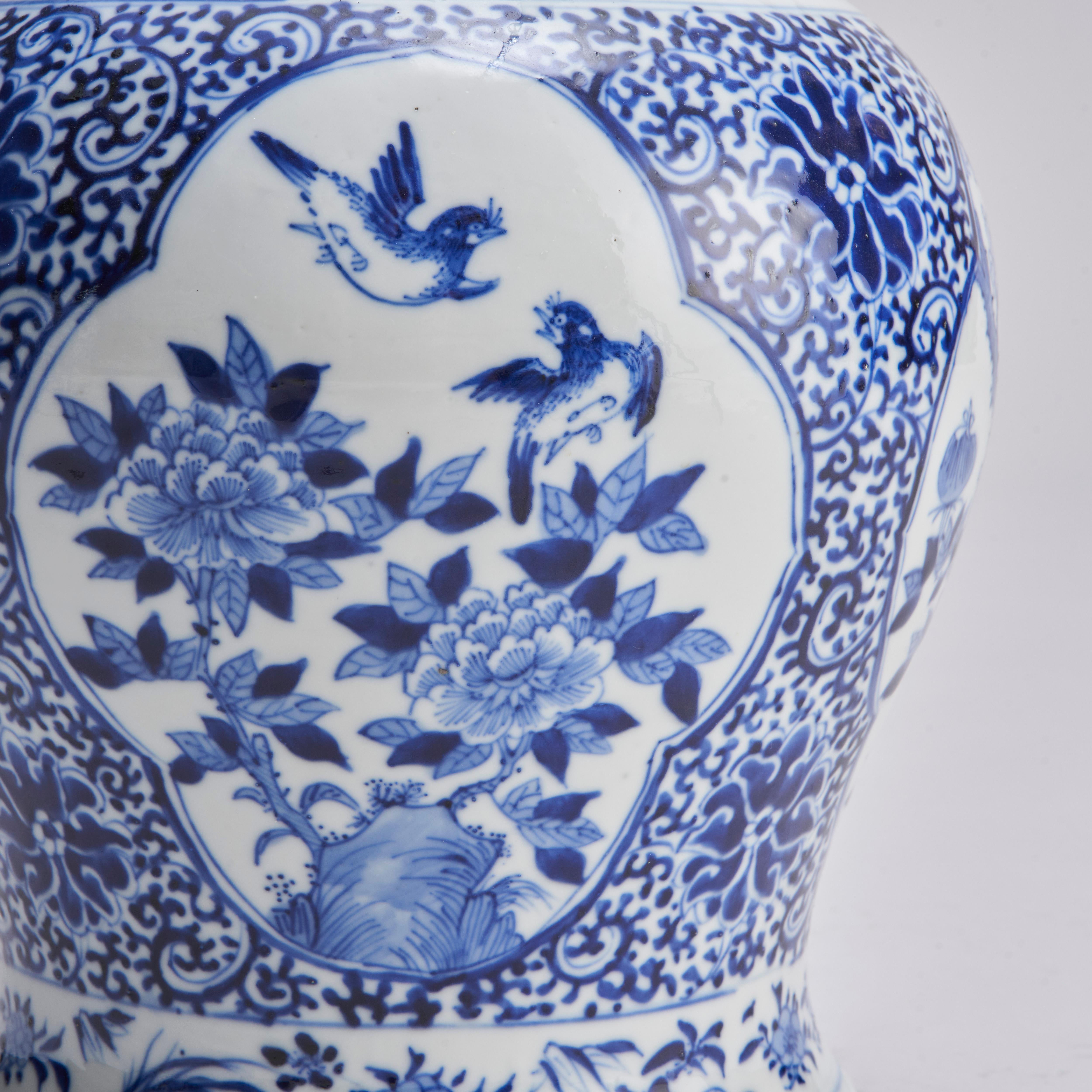Une attrayante paire de jarres recouvertes de bleu et blanc du 19ème siècle en vente 2