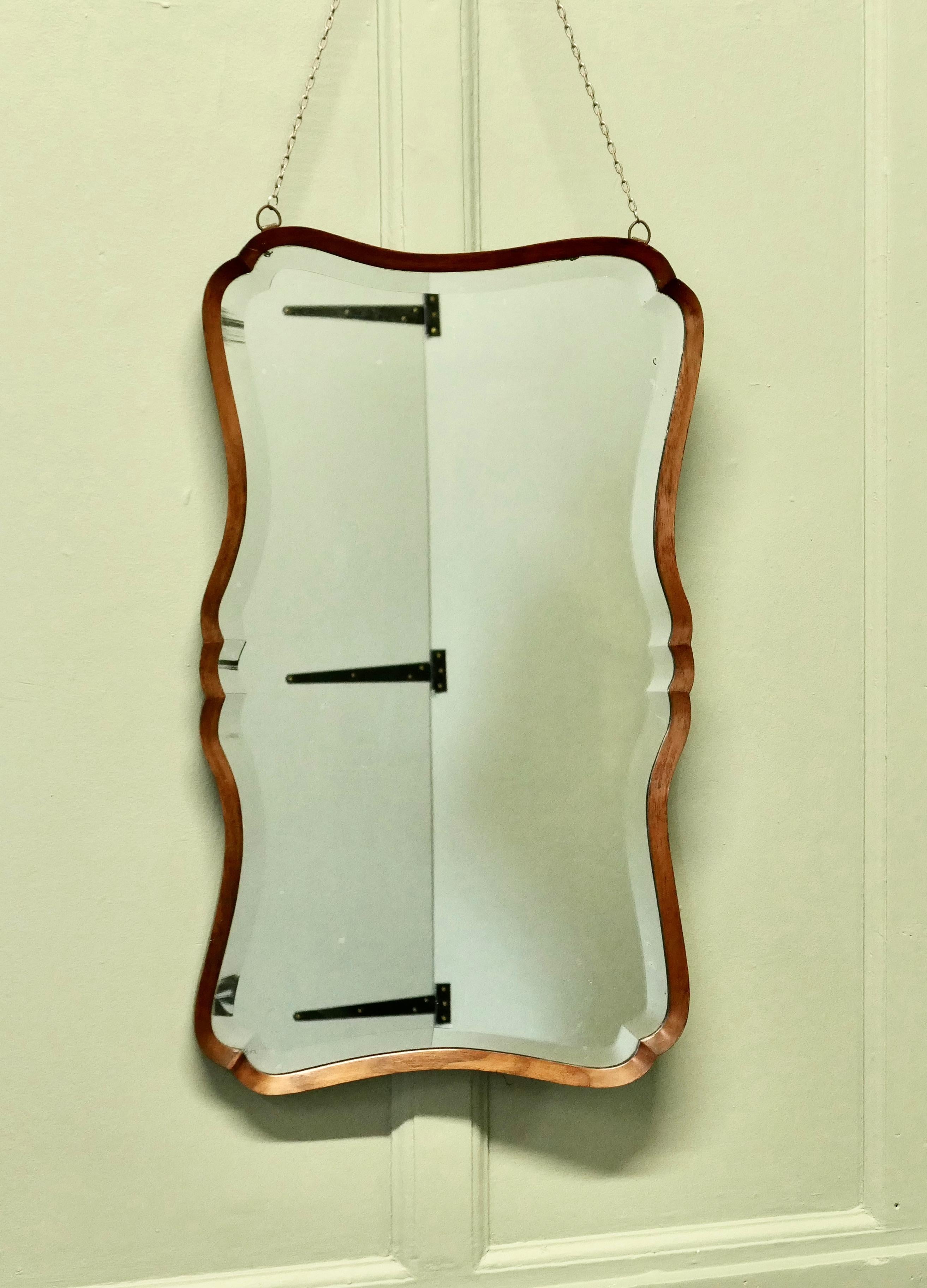 Un attraente specchio in legno di noce Art Deco Mirror 

Questo specchio da parete Art Deco ha una cornice a forma di smerlo larga 1