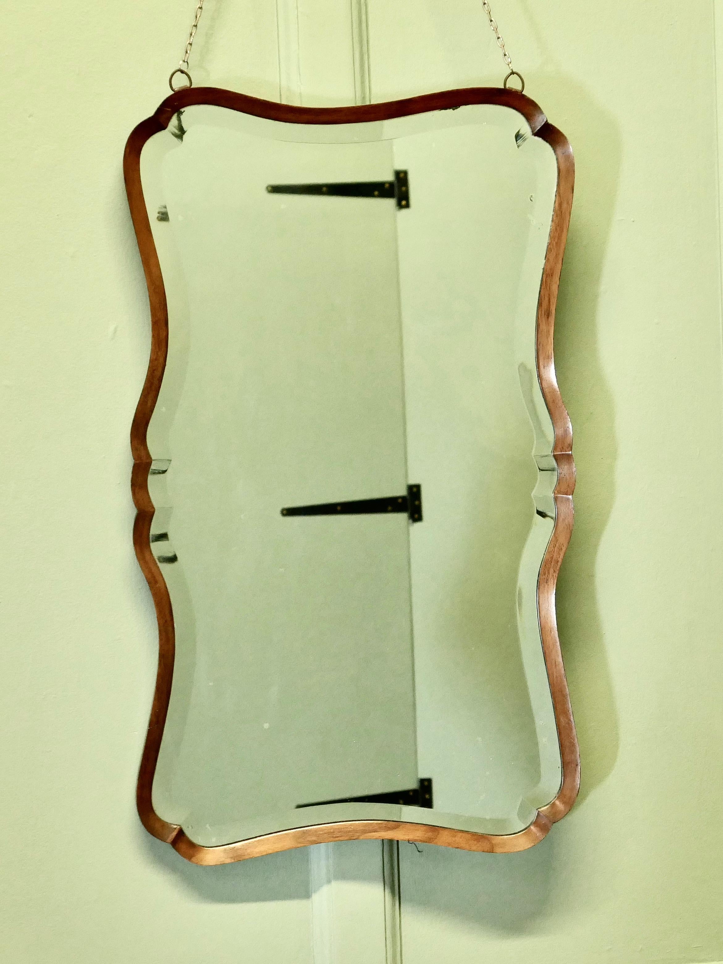 Un attraente specchio in legno di noce Art Deco Mirror   Un buon specchio da parete Art&Deco In condizioni buone in vendita a Godshill, Isle of Wight