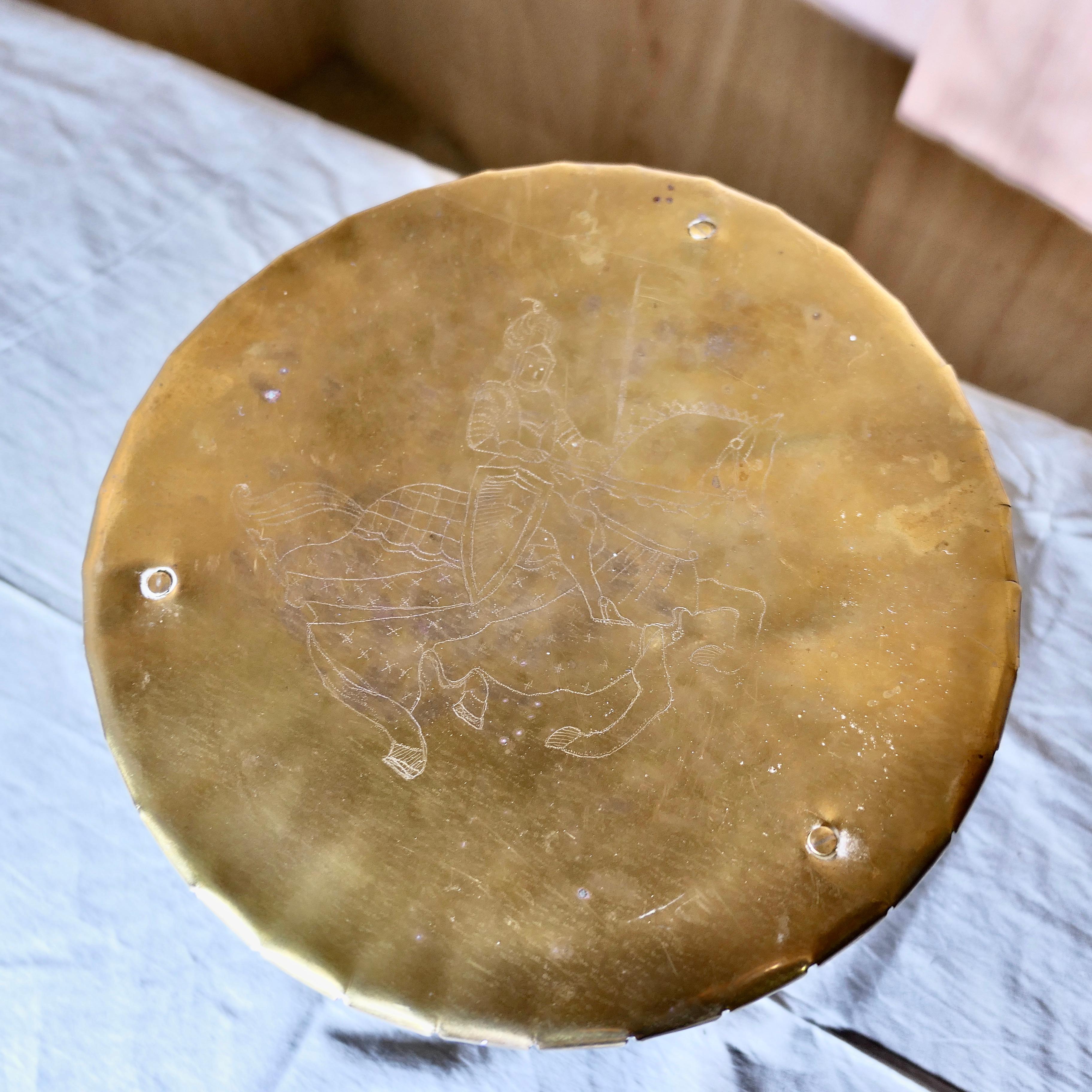 Ottone Un attraente sottopentola gitano in ottone e ferro  Un pezzo incantevole in vendita