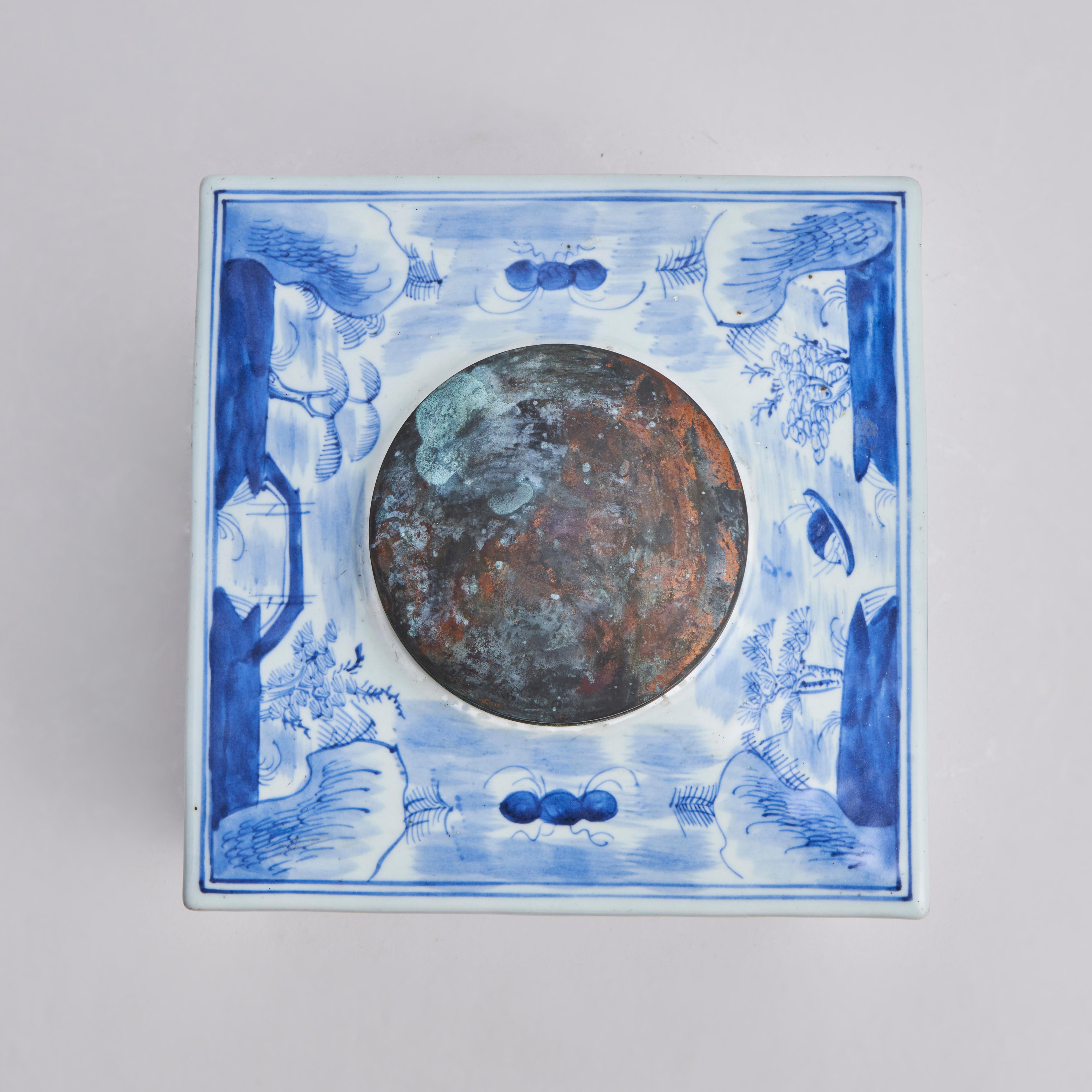 Ein attraktives, blau-weißes, quadratisches Teeglas aus chinesischem Porzellan mit Deckel  (Chinesisch) im Angebot