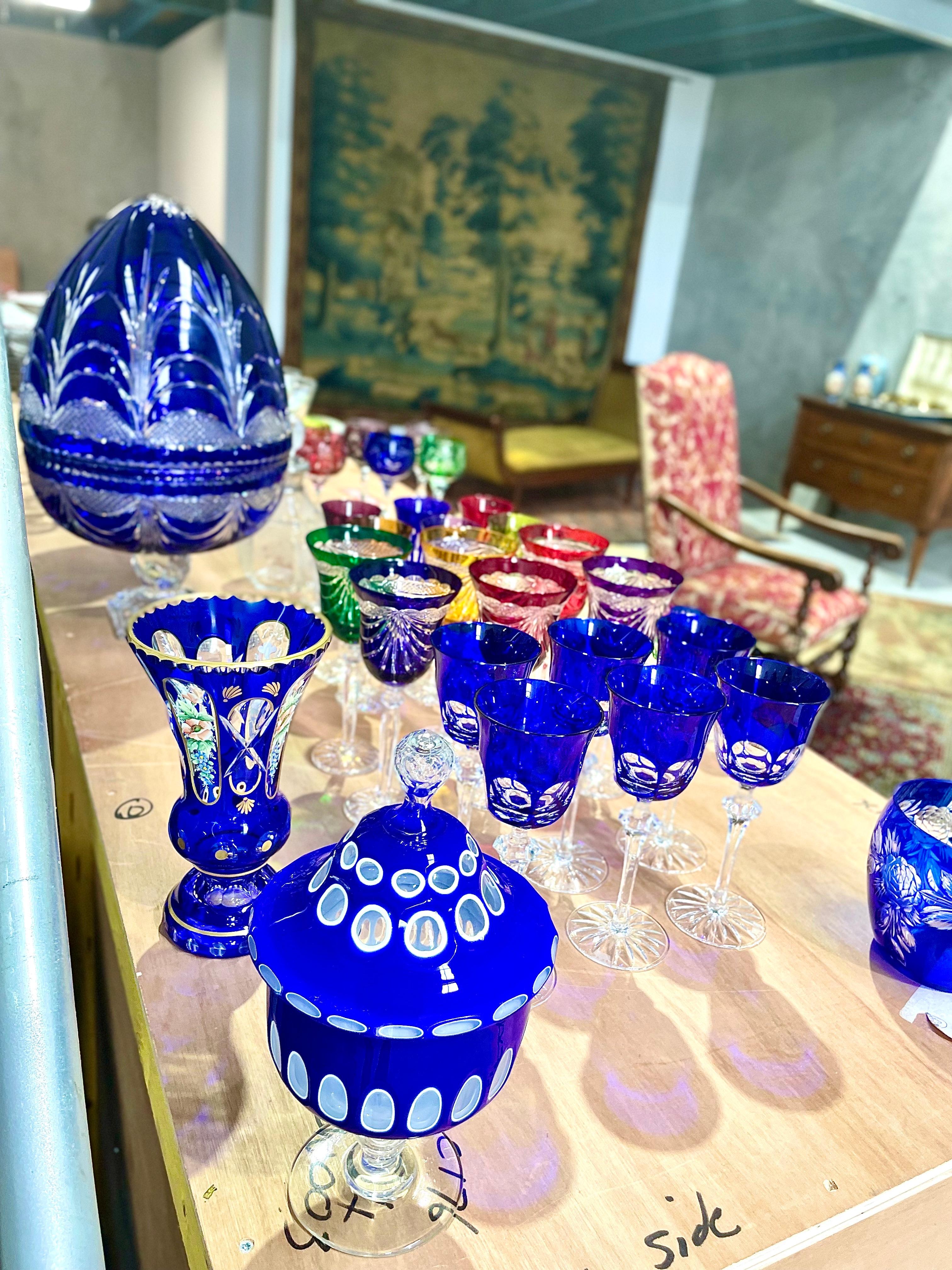 Cristal Vase français vintage bleu cobalt recouvert de cristal en vente