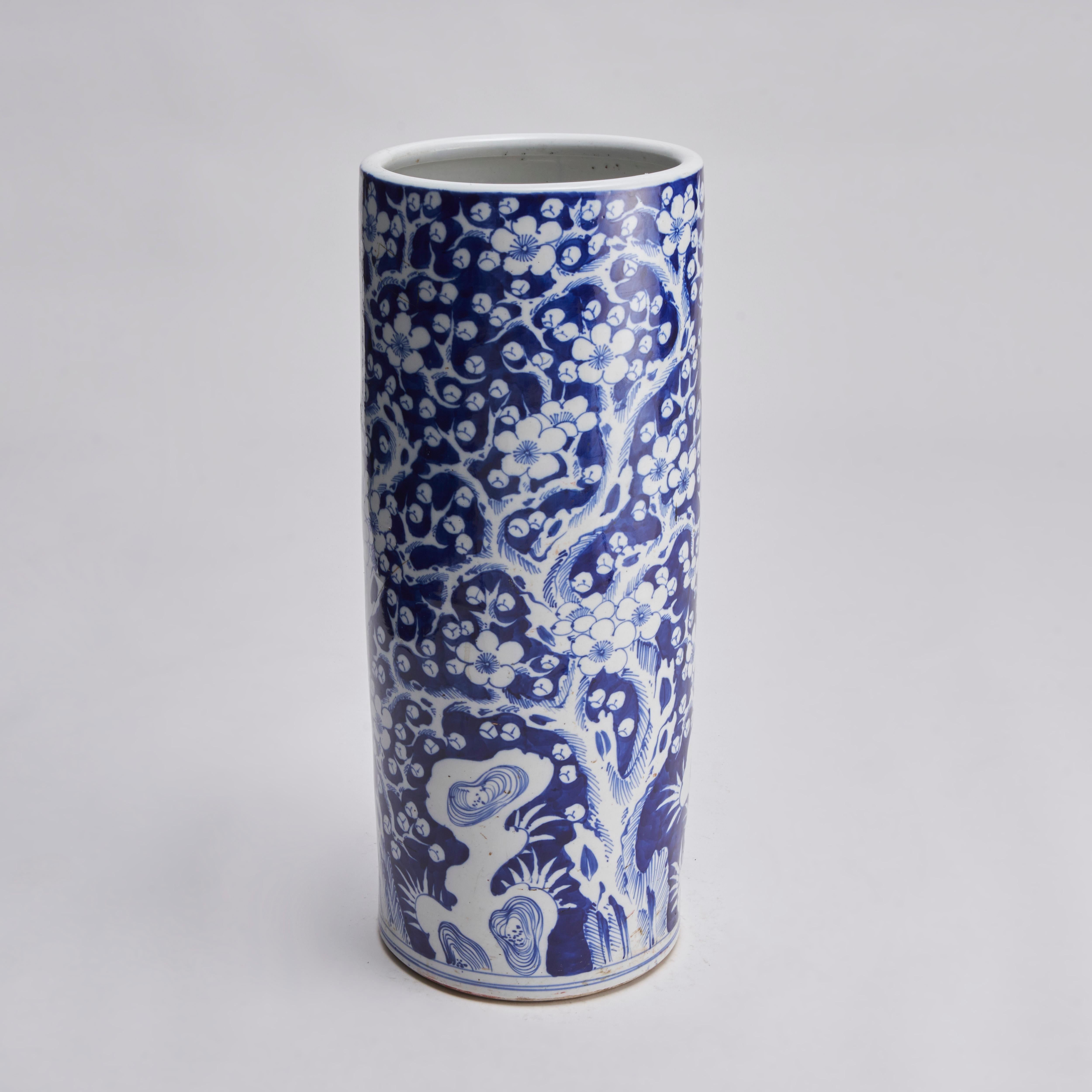 Porcelain An attractive, late 19th Century Chinese porcelain blue and white Umbrella stand For Sale