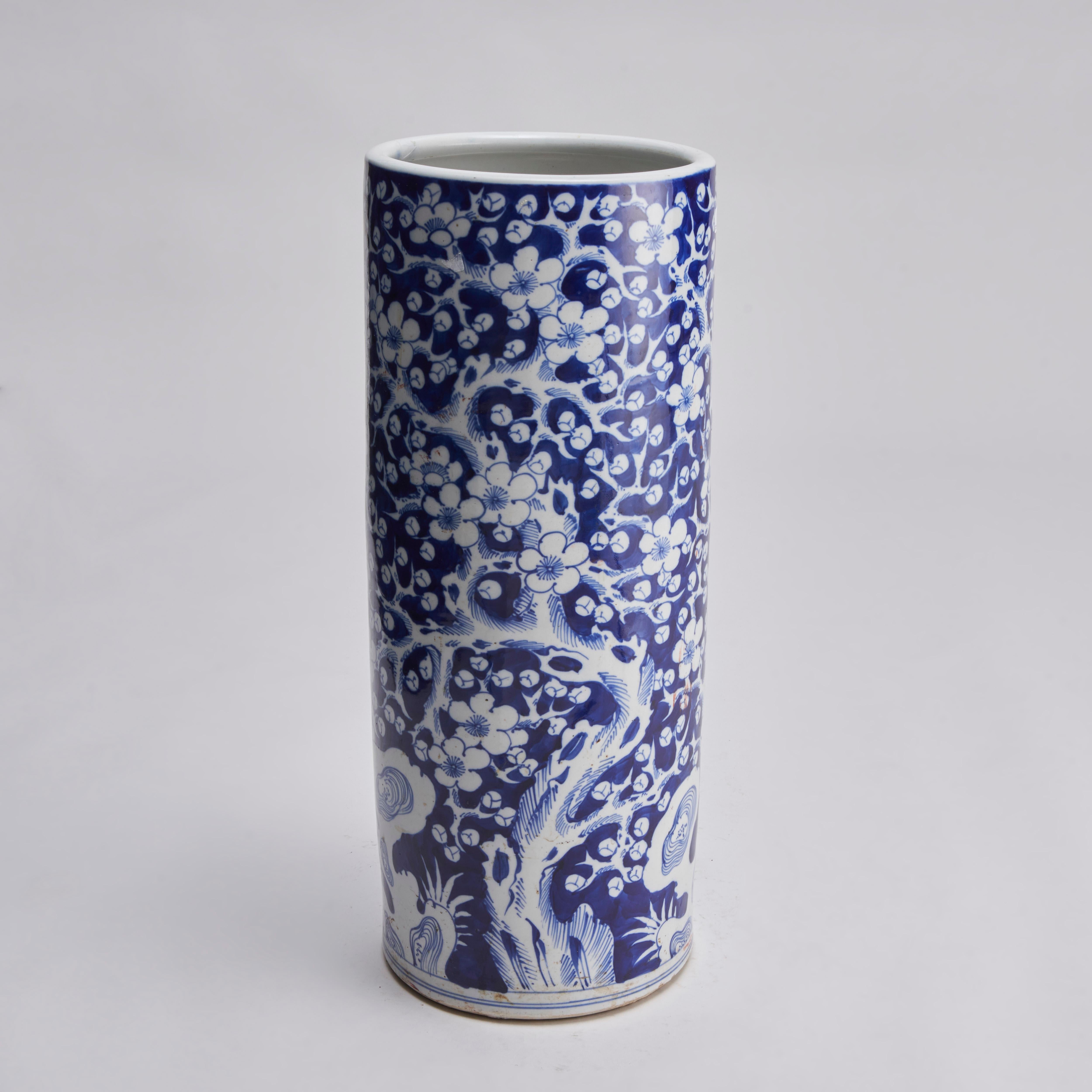 An attractive, late 19th Century Chinese porcelain blue and white Umbrella stand In Good Condition For Sale In London, GB