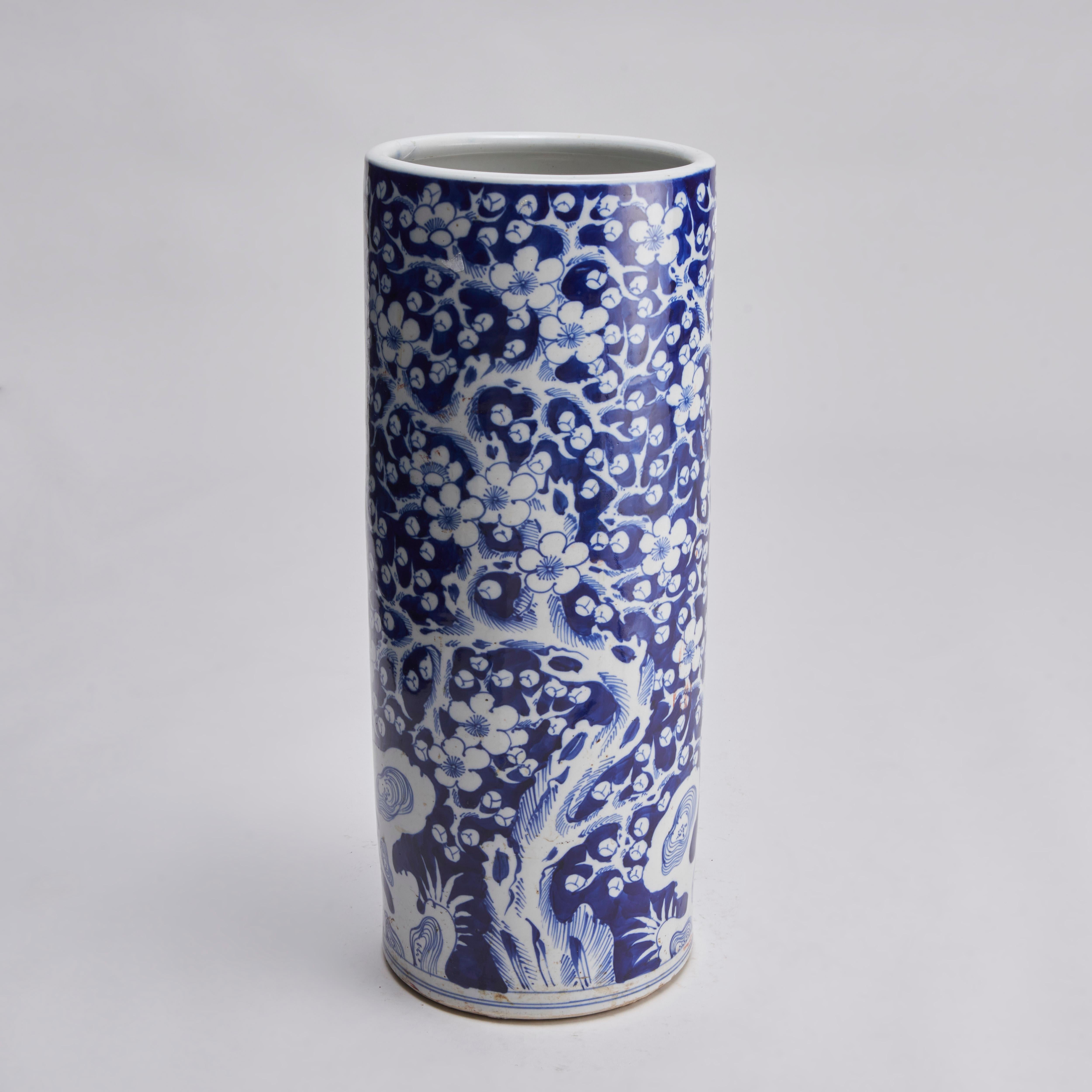 Porcelain An attractive, late 19th Century Chinese porcelain blue and white Umbrella stand For Sale