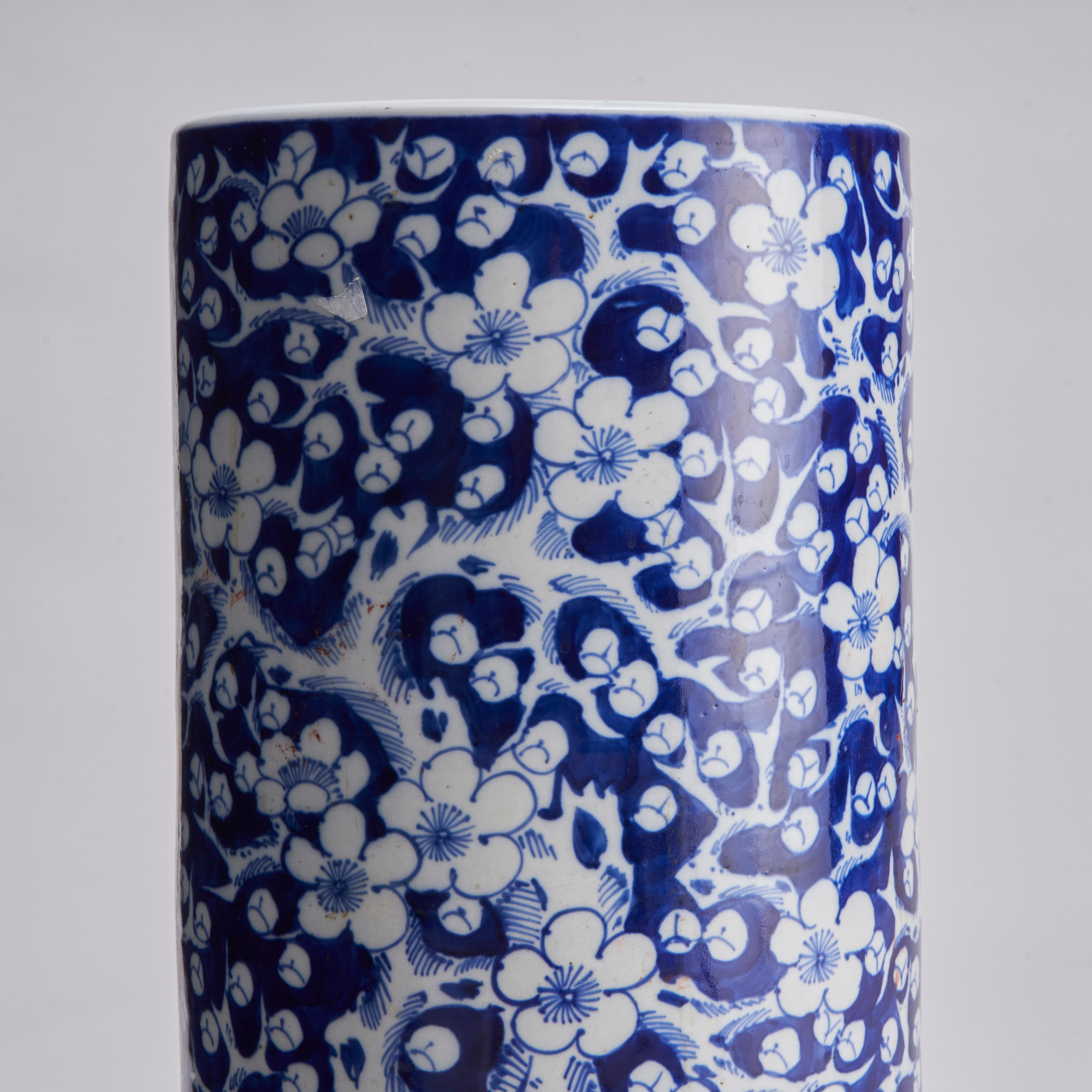 An attractive, late 19th Century Chinese porcelain blue and white Umbrella stand For Sale 2