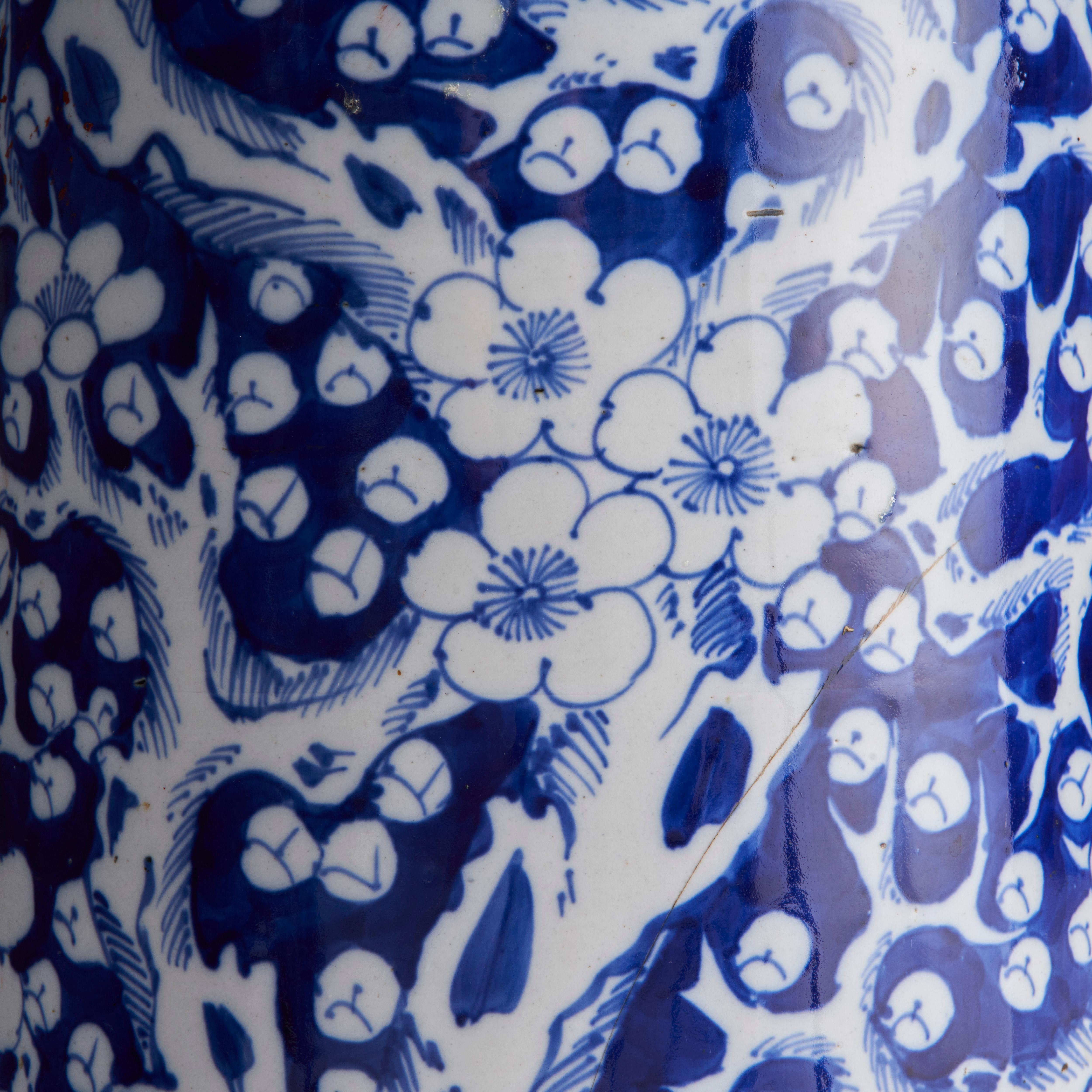 An attractive, late 19th Century Chinese porcelain blue and white Umbrella stand For Sale 1