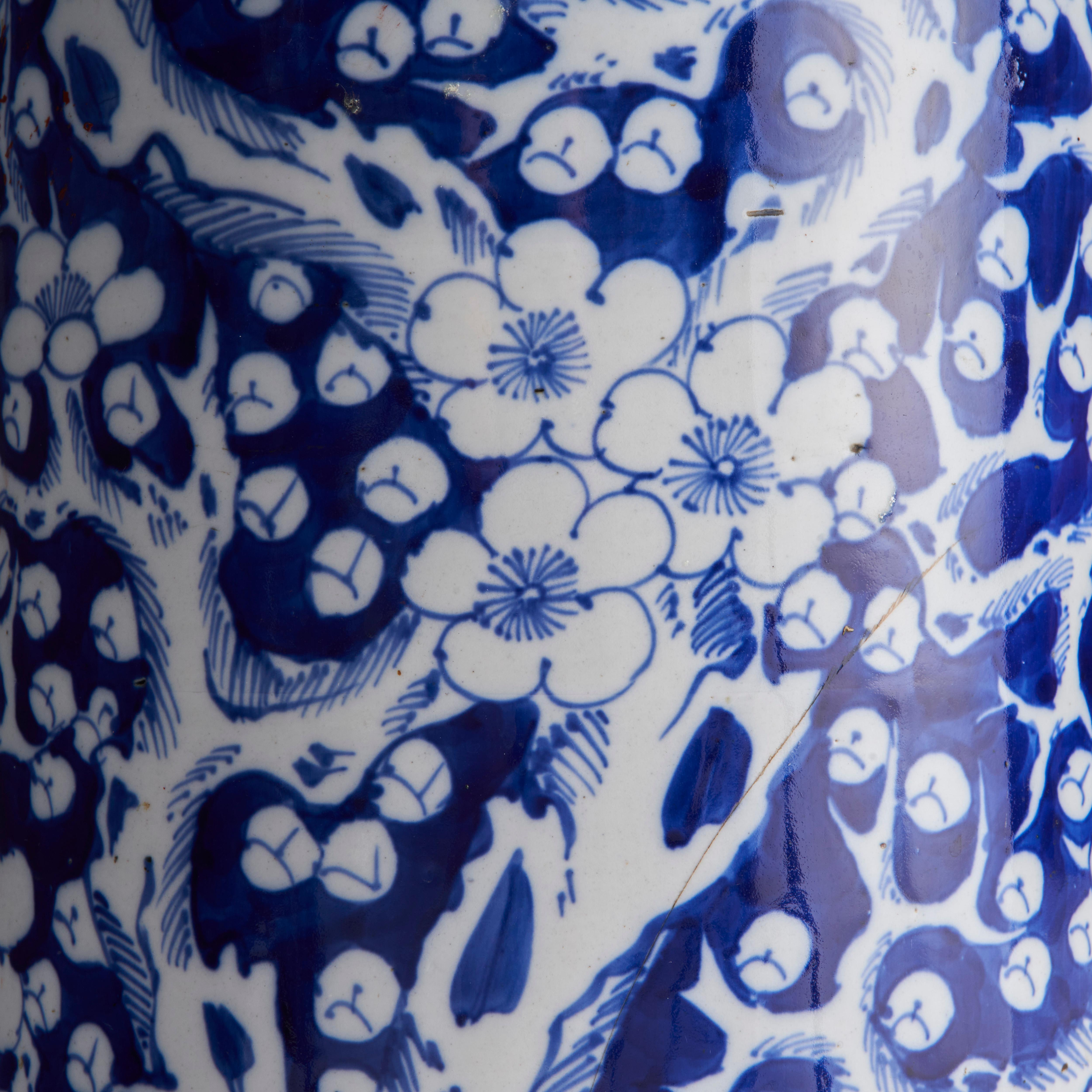 An attractive, late 19th Century Chinese porcelain blue and white Umbrella stand For Sale 3