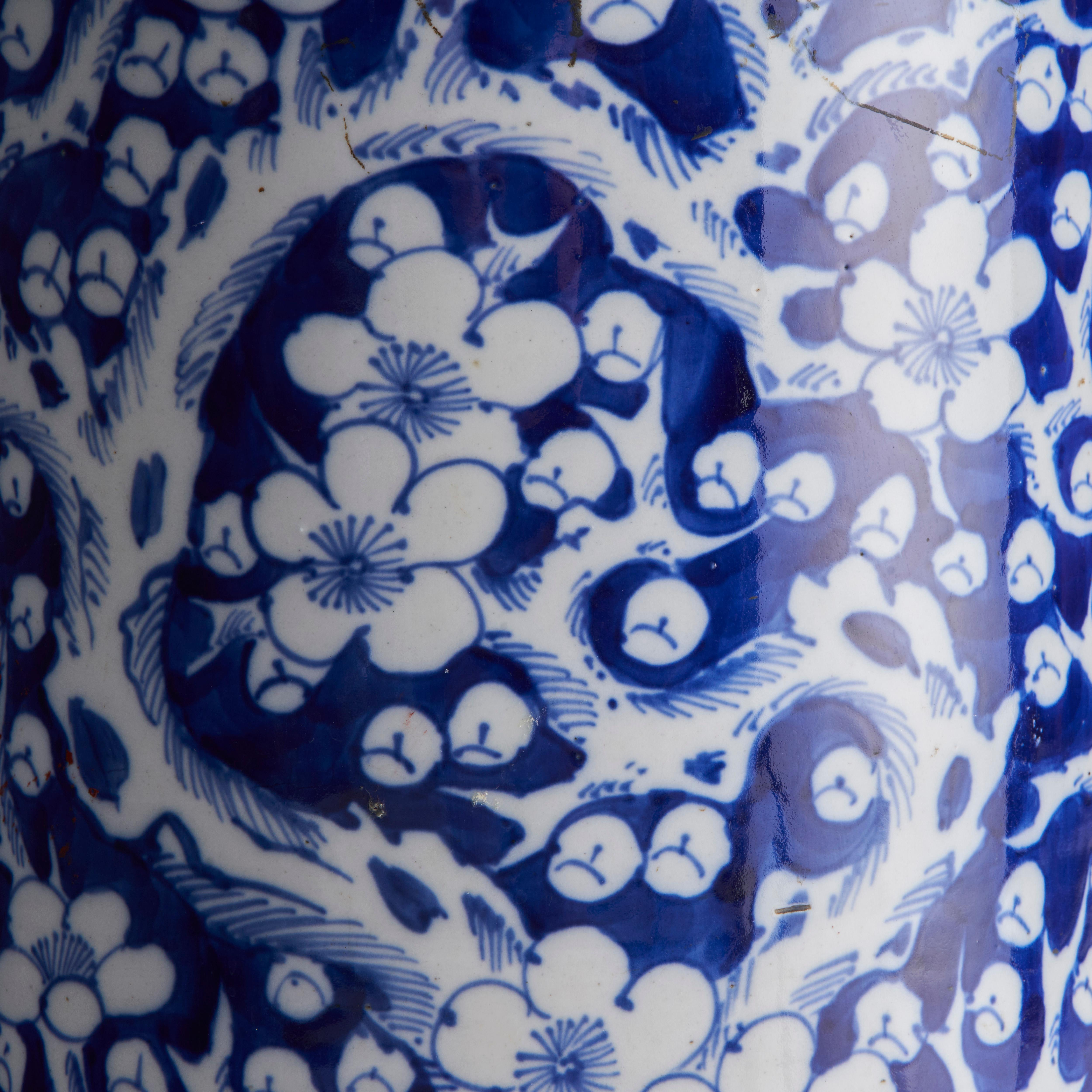 An attractive, late 19th Century Chinese porcelain blue and white Umbrella stand For Sale 3