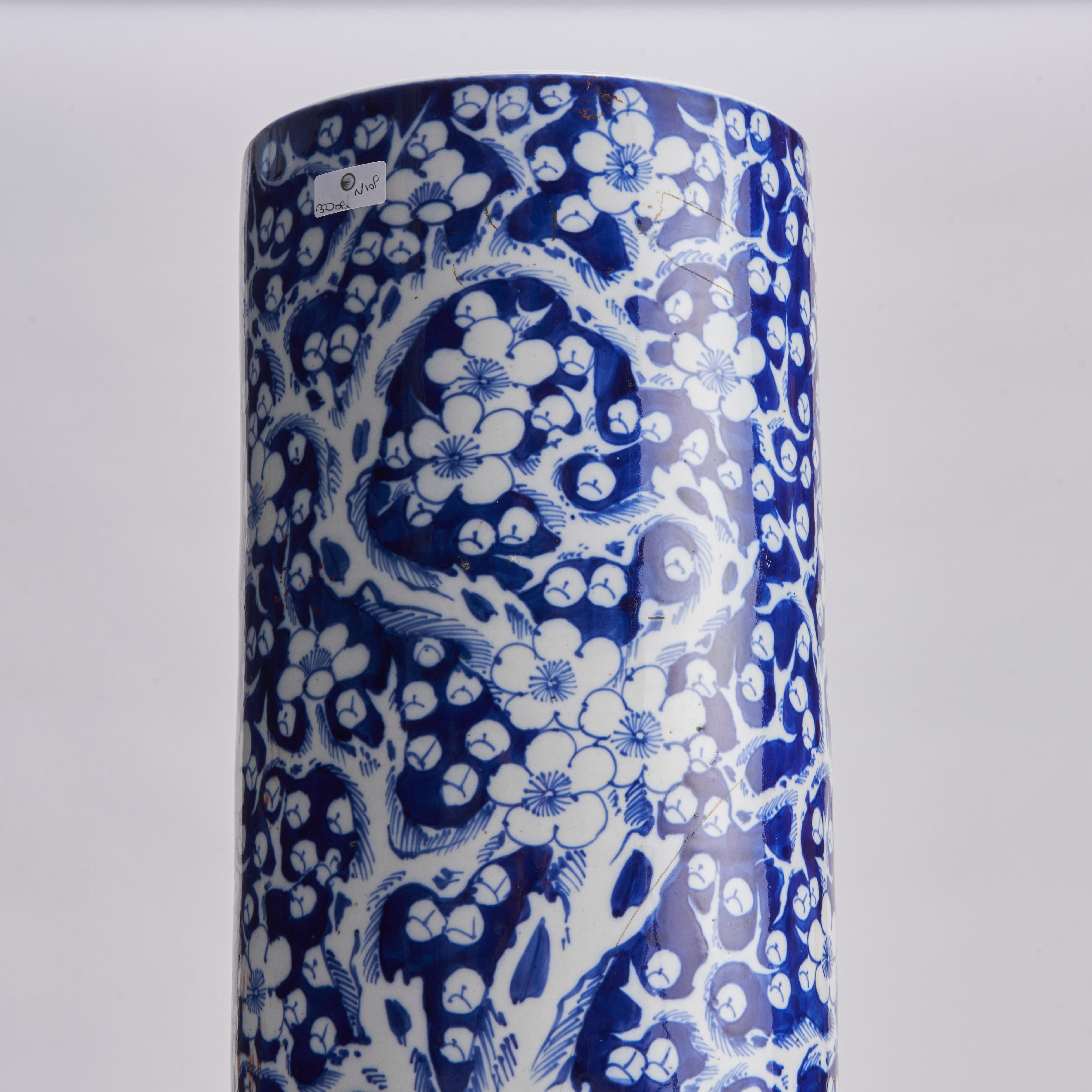 An attractive, late 19th Century Chinese porcelain blue and white Umbrella stand For Sale 4