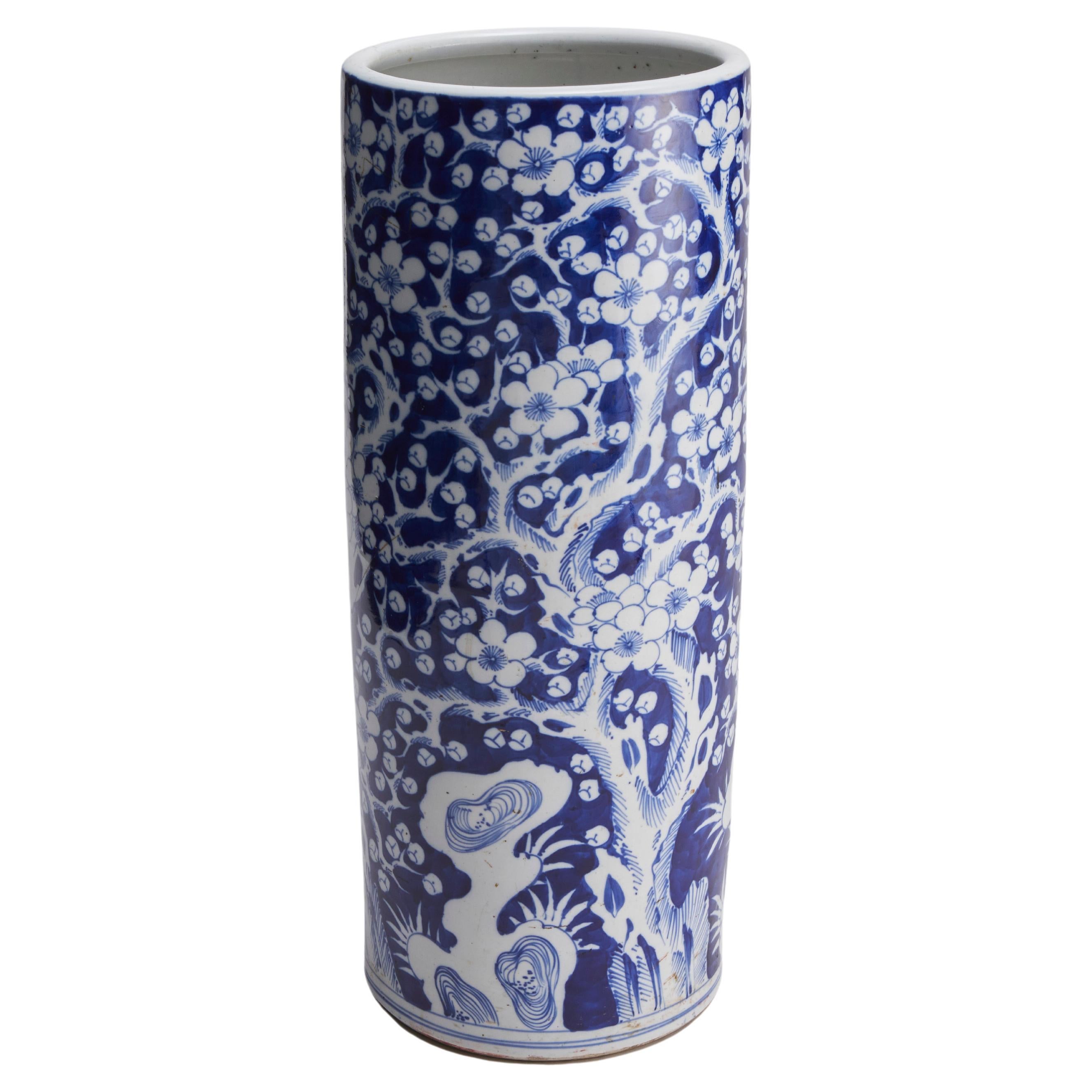 An attractive, late 19th Century Chinese porcelain blue and white Umbrella stand For Sale