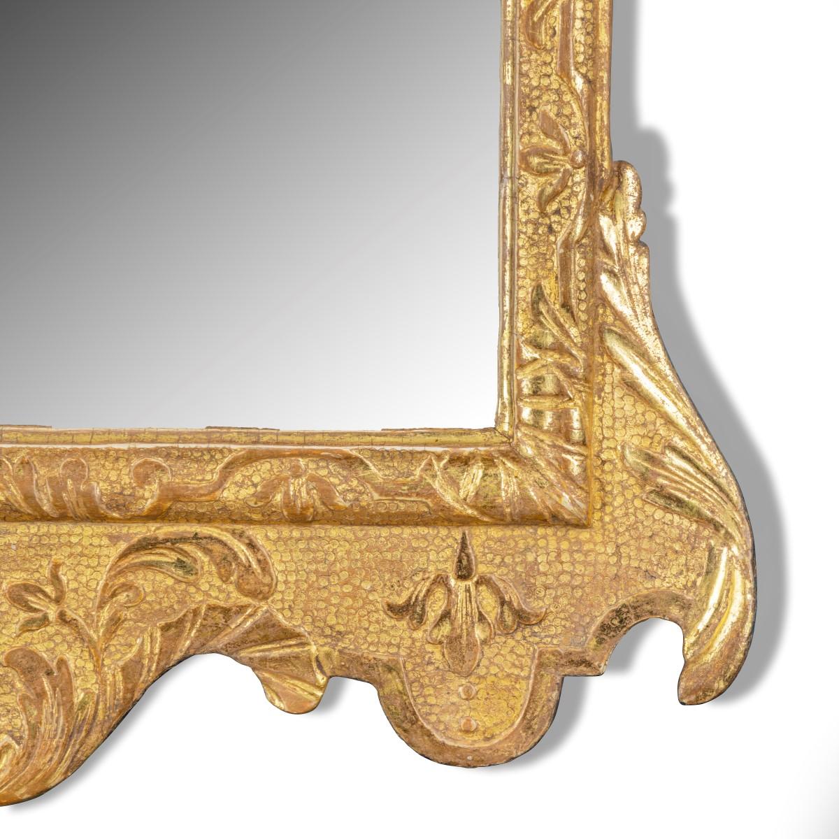 Début du XVIIIe siècle Miroir attrayant en bois doré de la fin du George I en vente