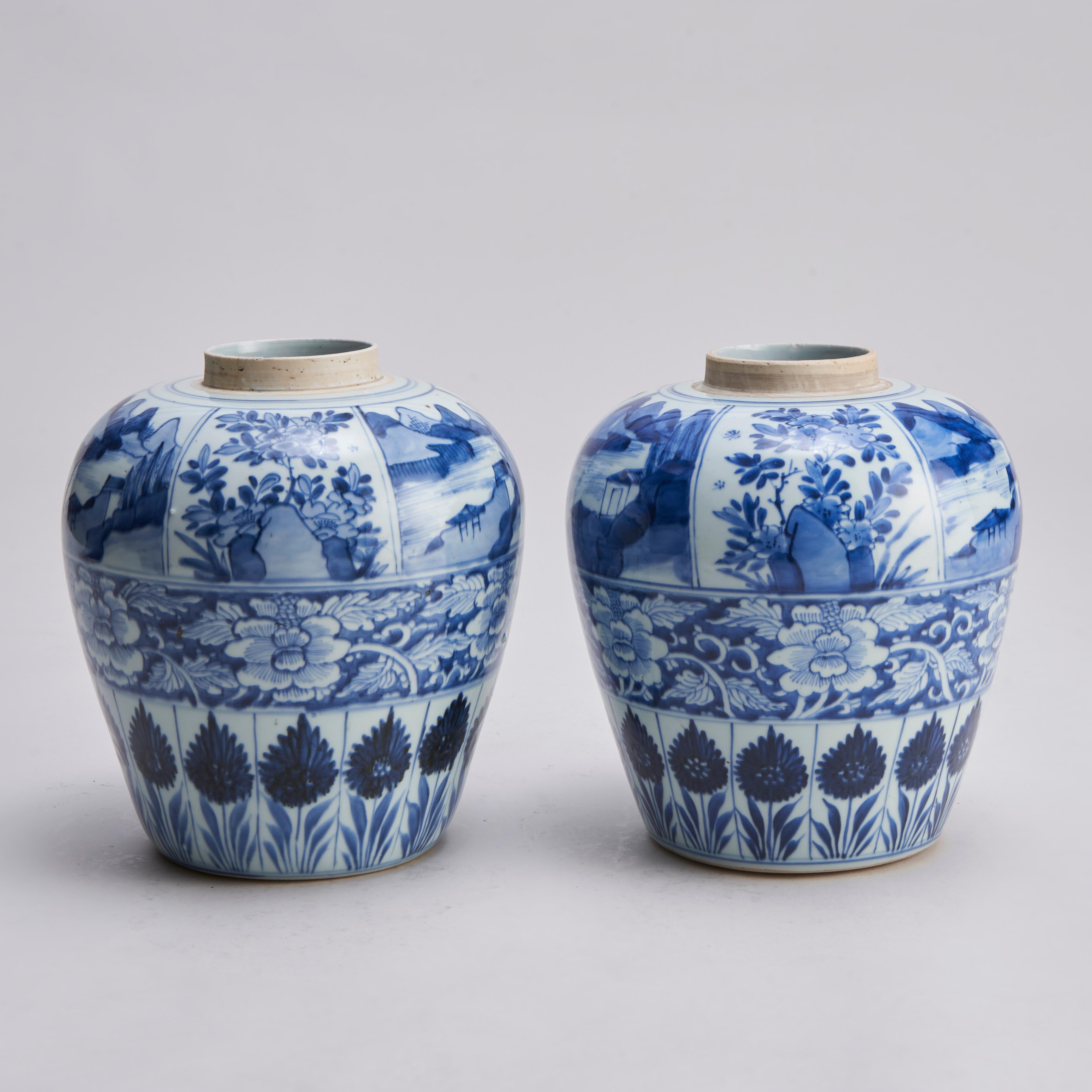 An attractive pair of 18th Century (Kang Hsi) blue and white porcelain jars In Good Condition For Sale In London, GB
