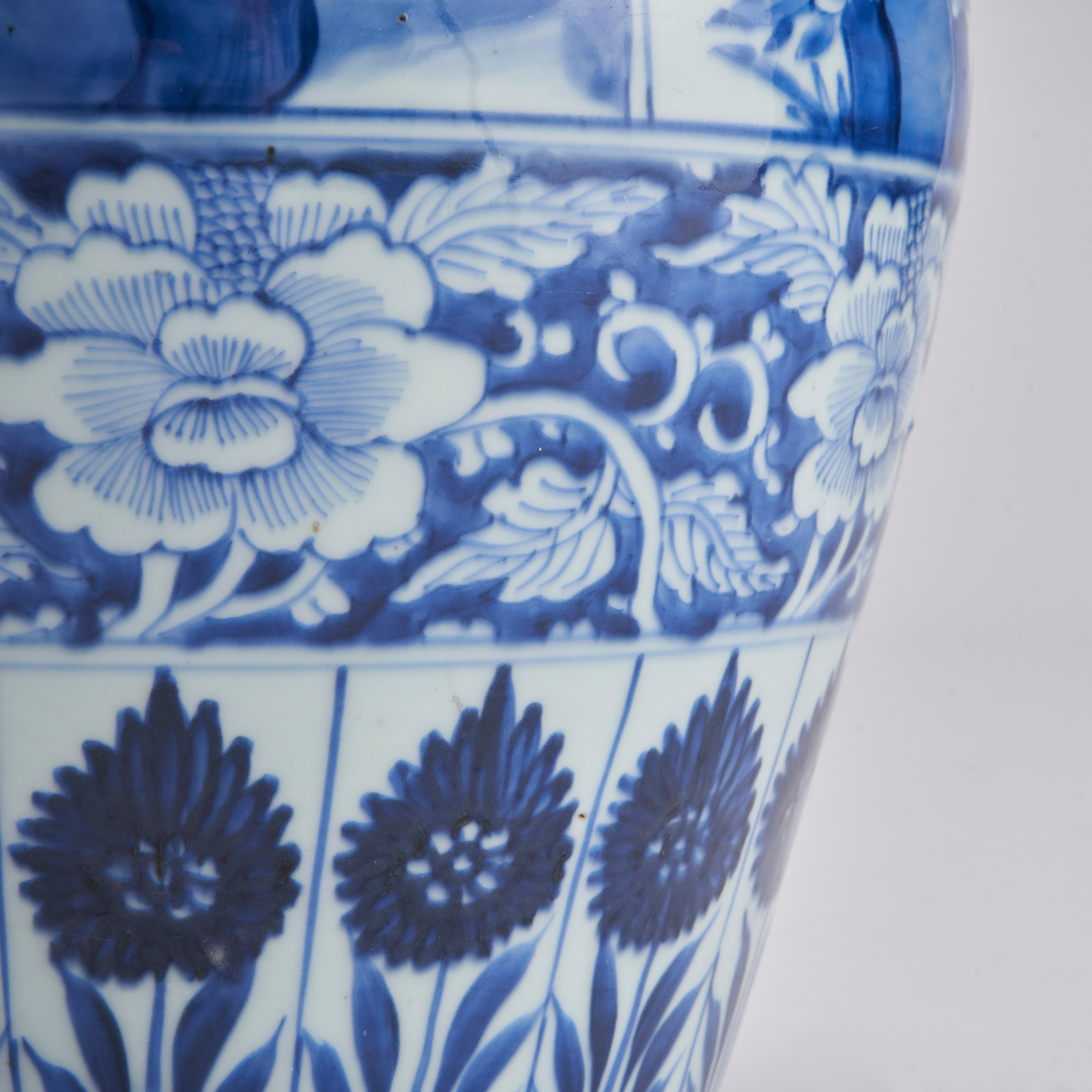 An attractive pair of 18th Century (Kang Hsi) blue and white porcelain jars For Sale 2