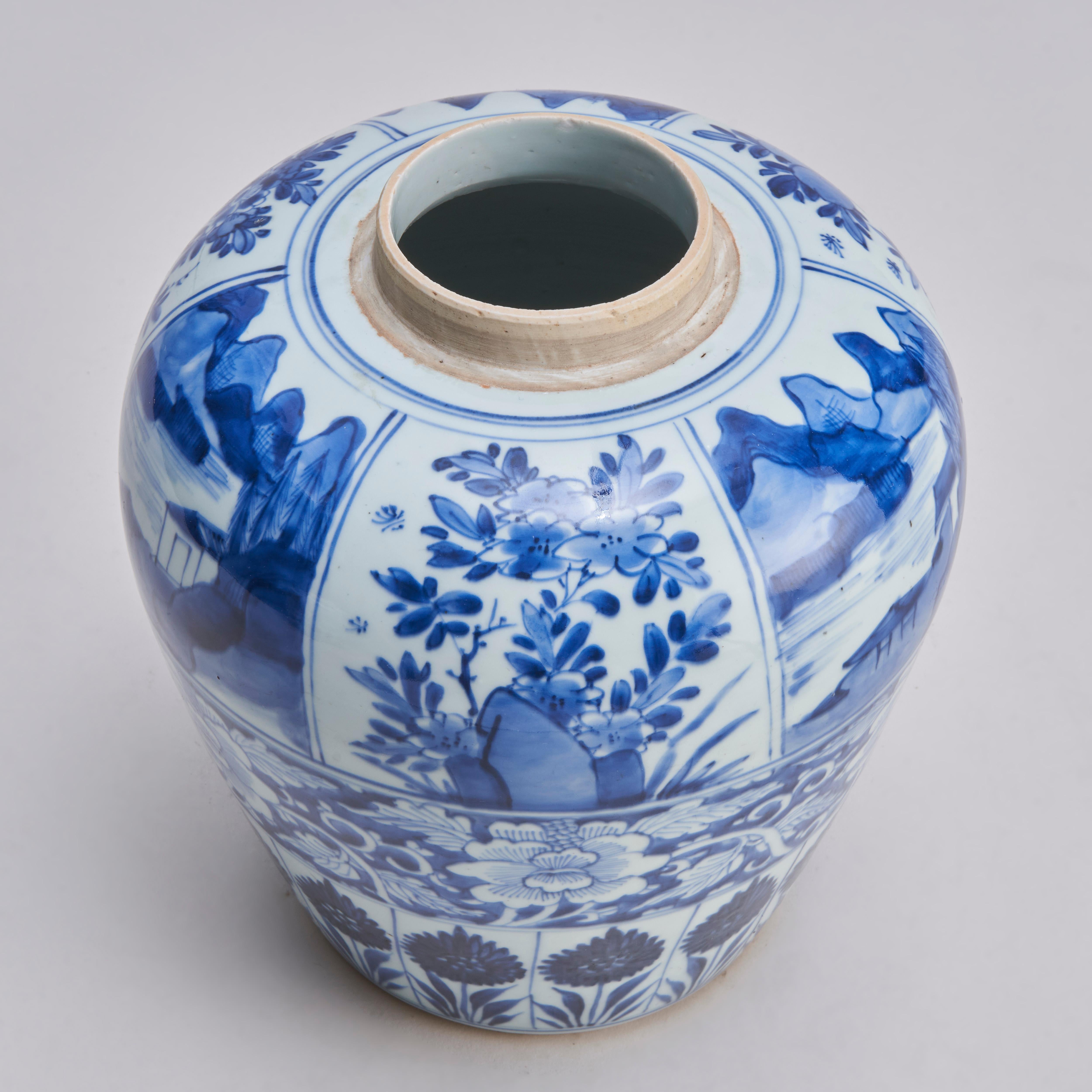 An attractive pair of 18th Century (Kang Hsi) blue and white porcelain jars For Sale 3