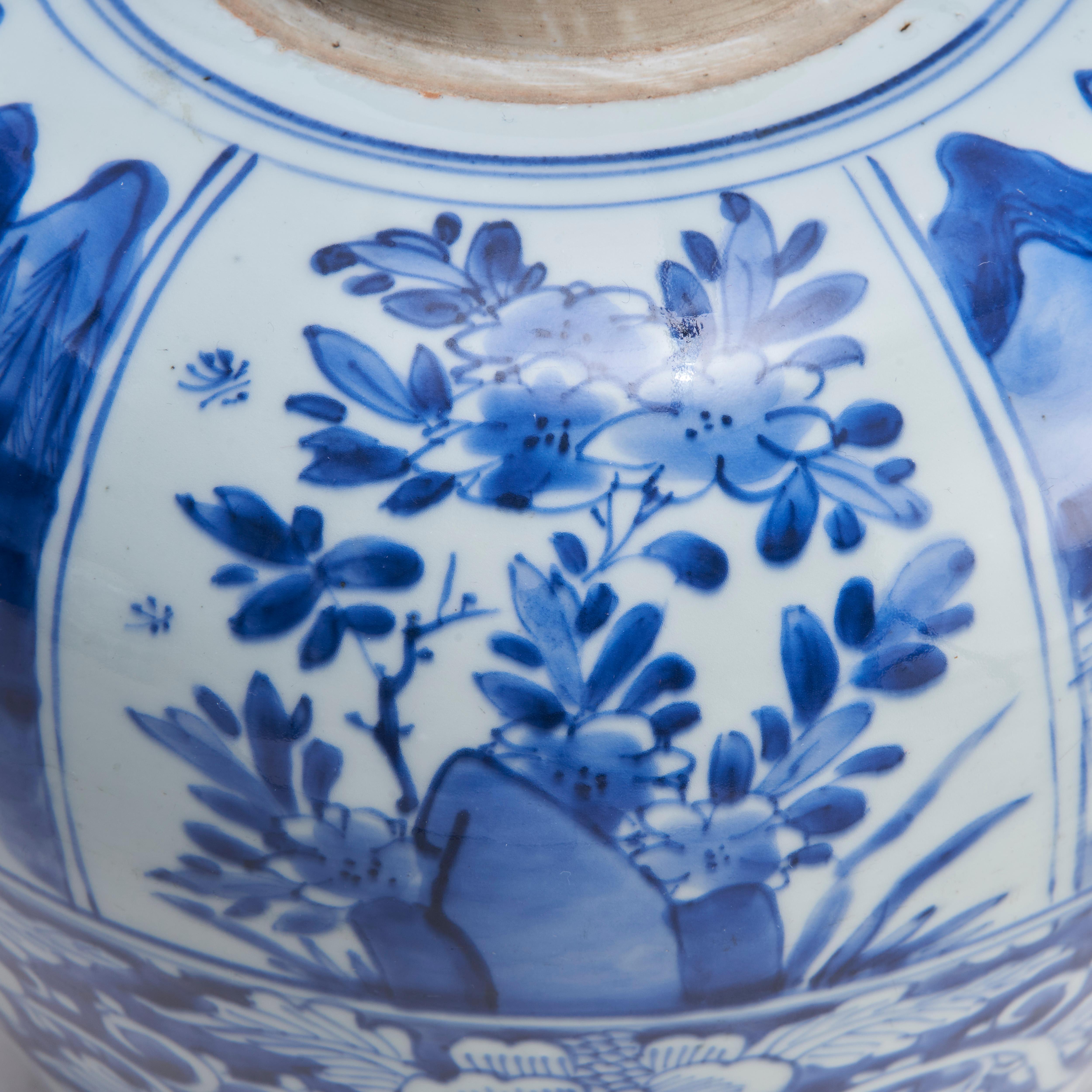 An attractive pair of 18th Century (Kang Hsi) blue and white porcelain jars For Sale 4
