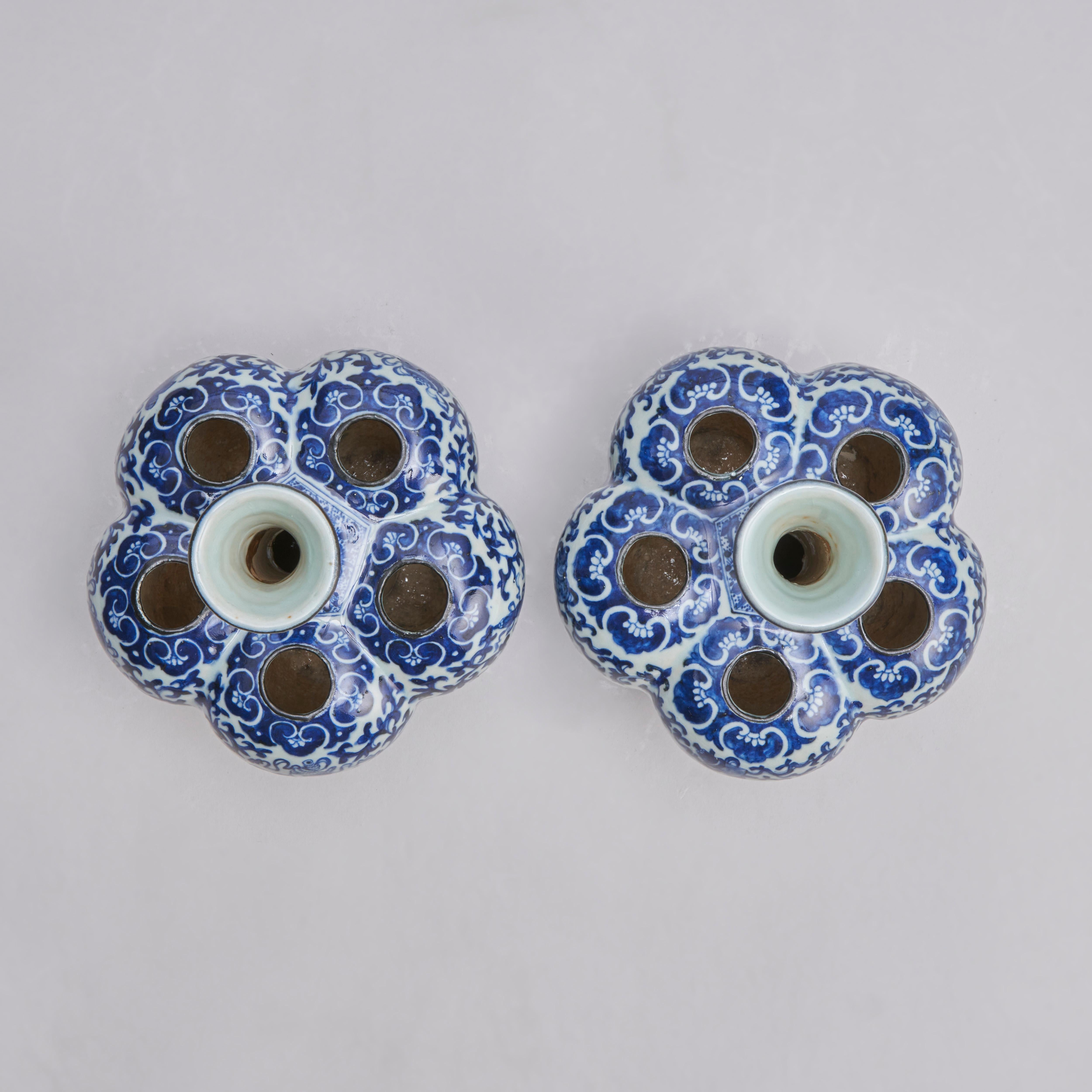 An attractive pair of 19th Century Chinese blue and white crocus vases In Good Condition For Sale In London, GB
