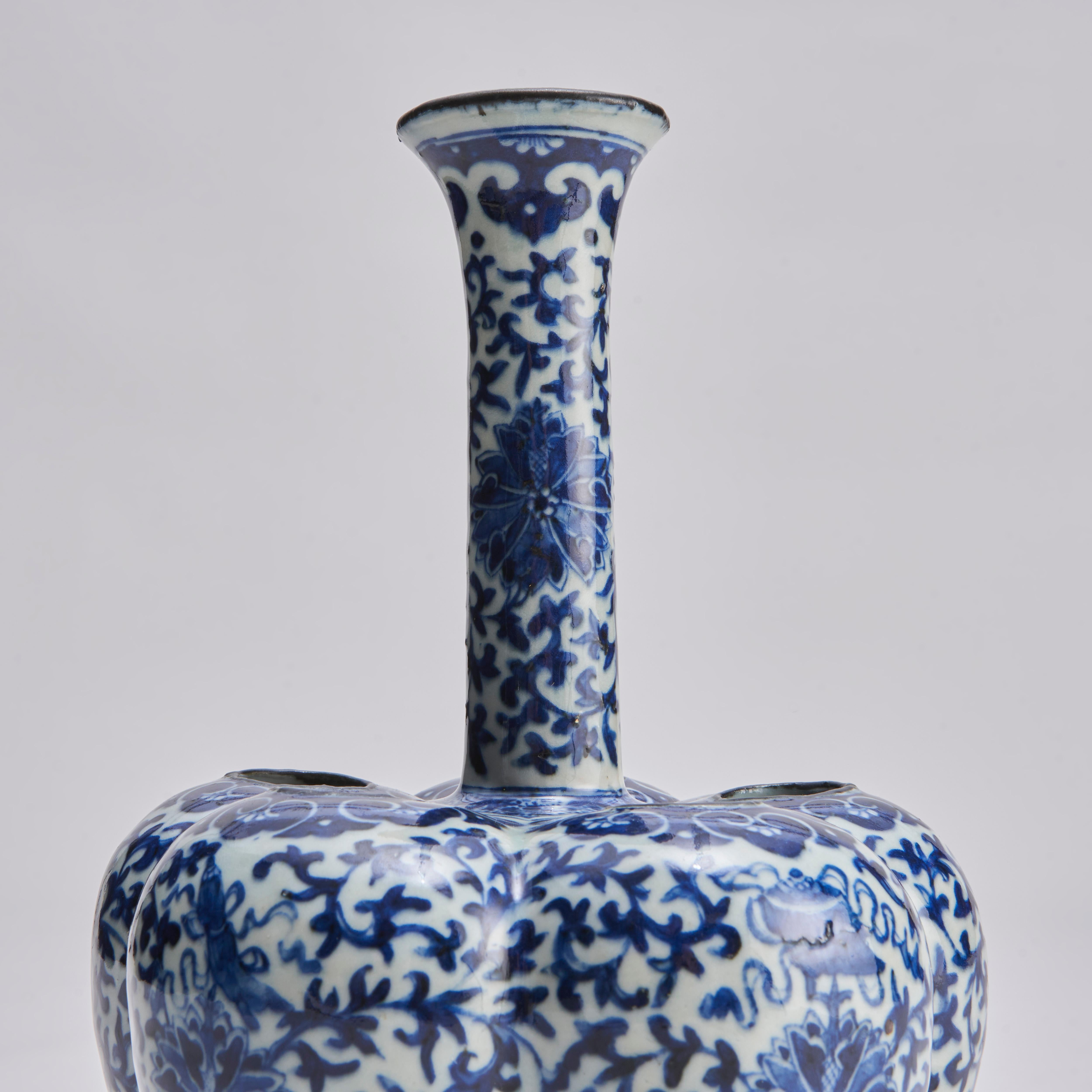 An attractive pair of 19th Century Chinese blue and white crocus vases For Sale 1