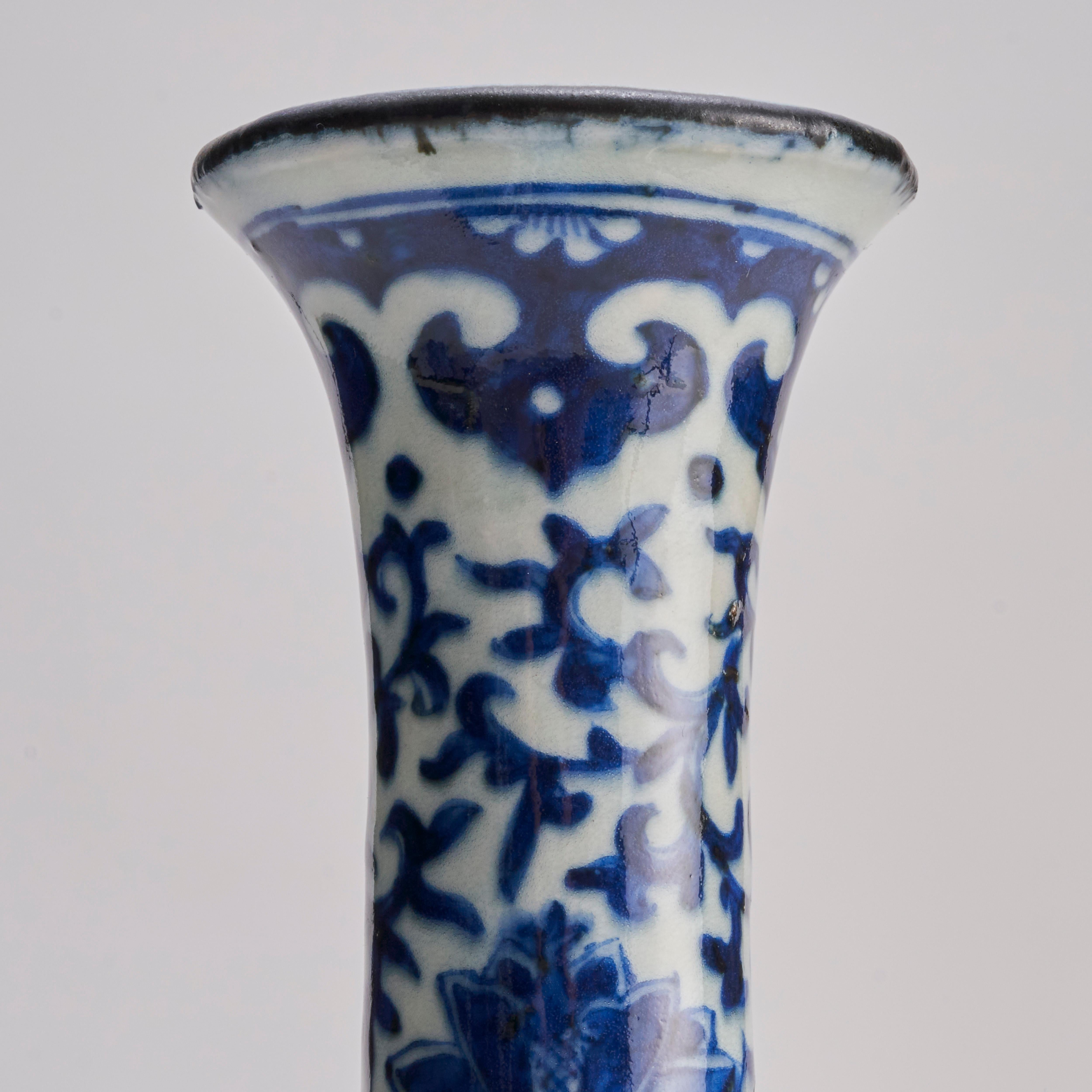 An attractive pair of 19th Century Chinese blue and white crocus vases For Sale 2