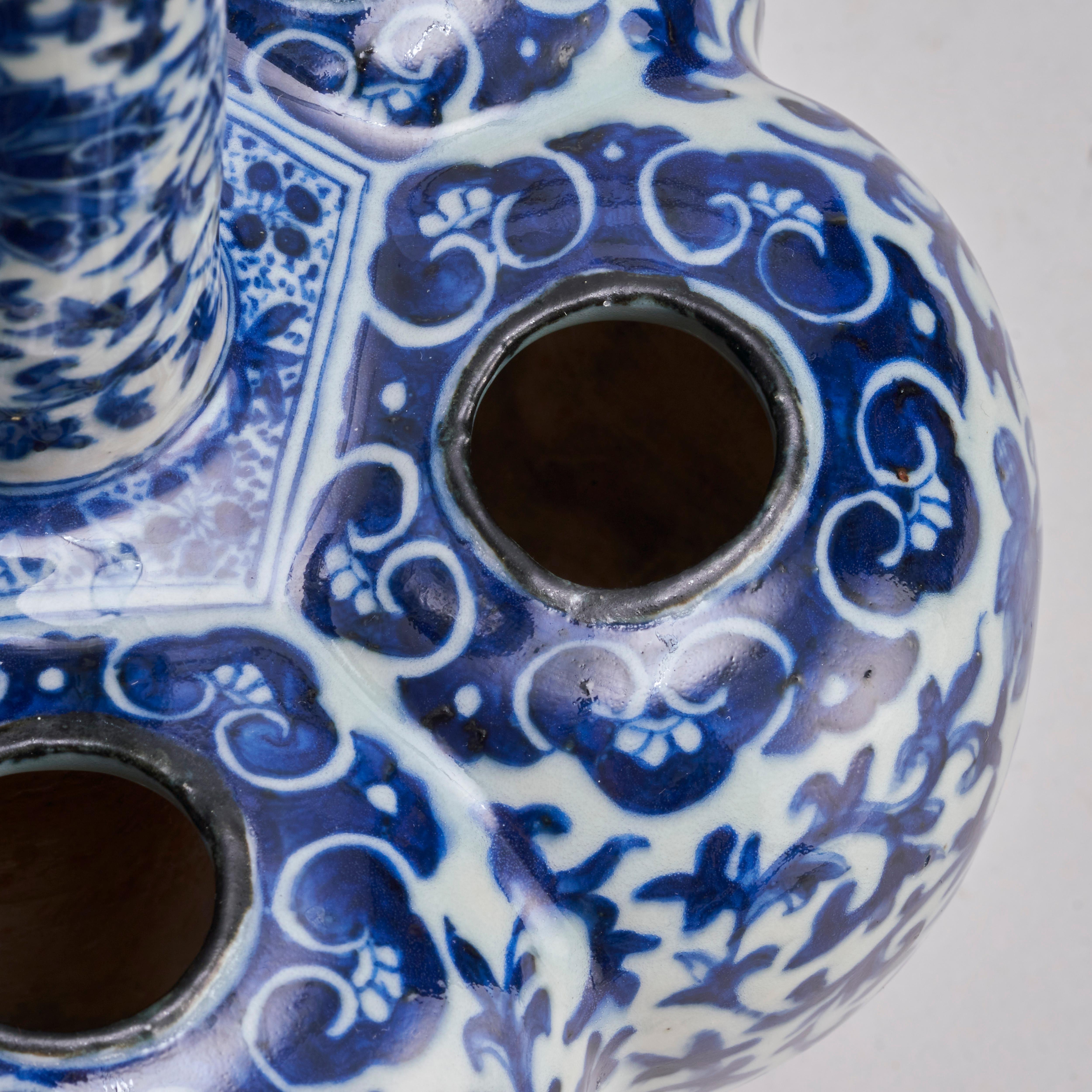 An attractive pair of 19th Century Chinese blue and white crocus vases For Sale 4