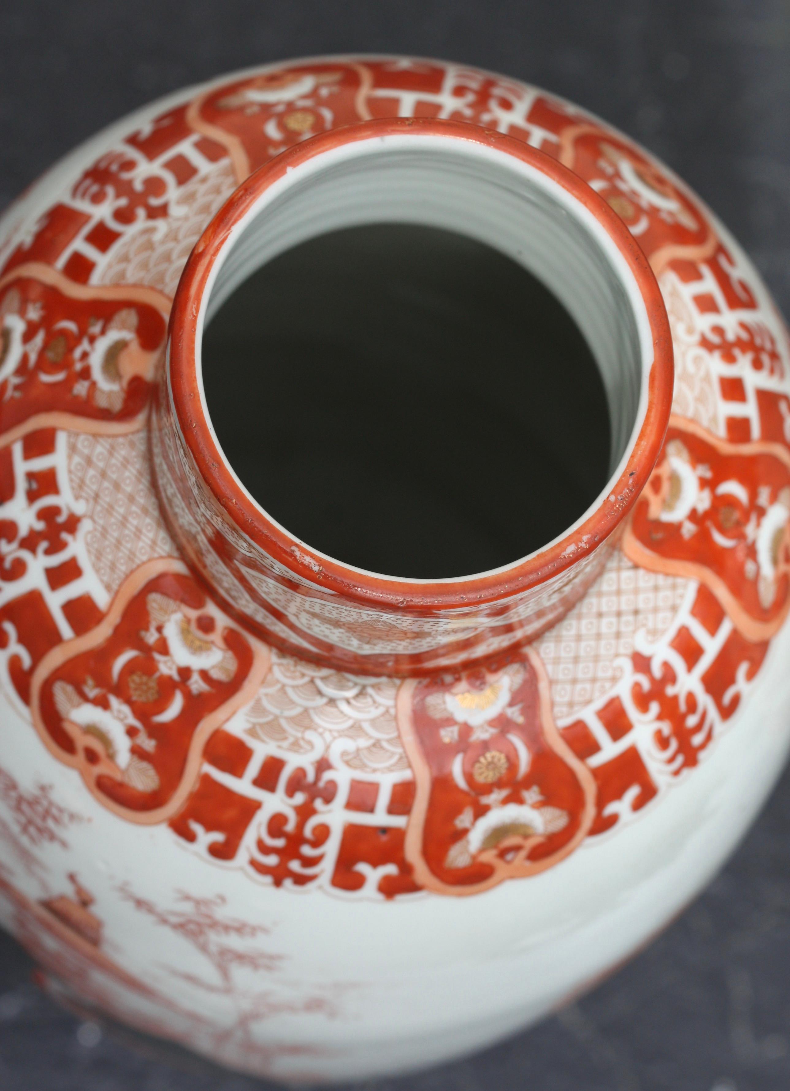 Une paire attrayante de vases anciens en porcelaine kutani japonaise 
Peint en miroir de l'étude traditionnelle taoïste des 