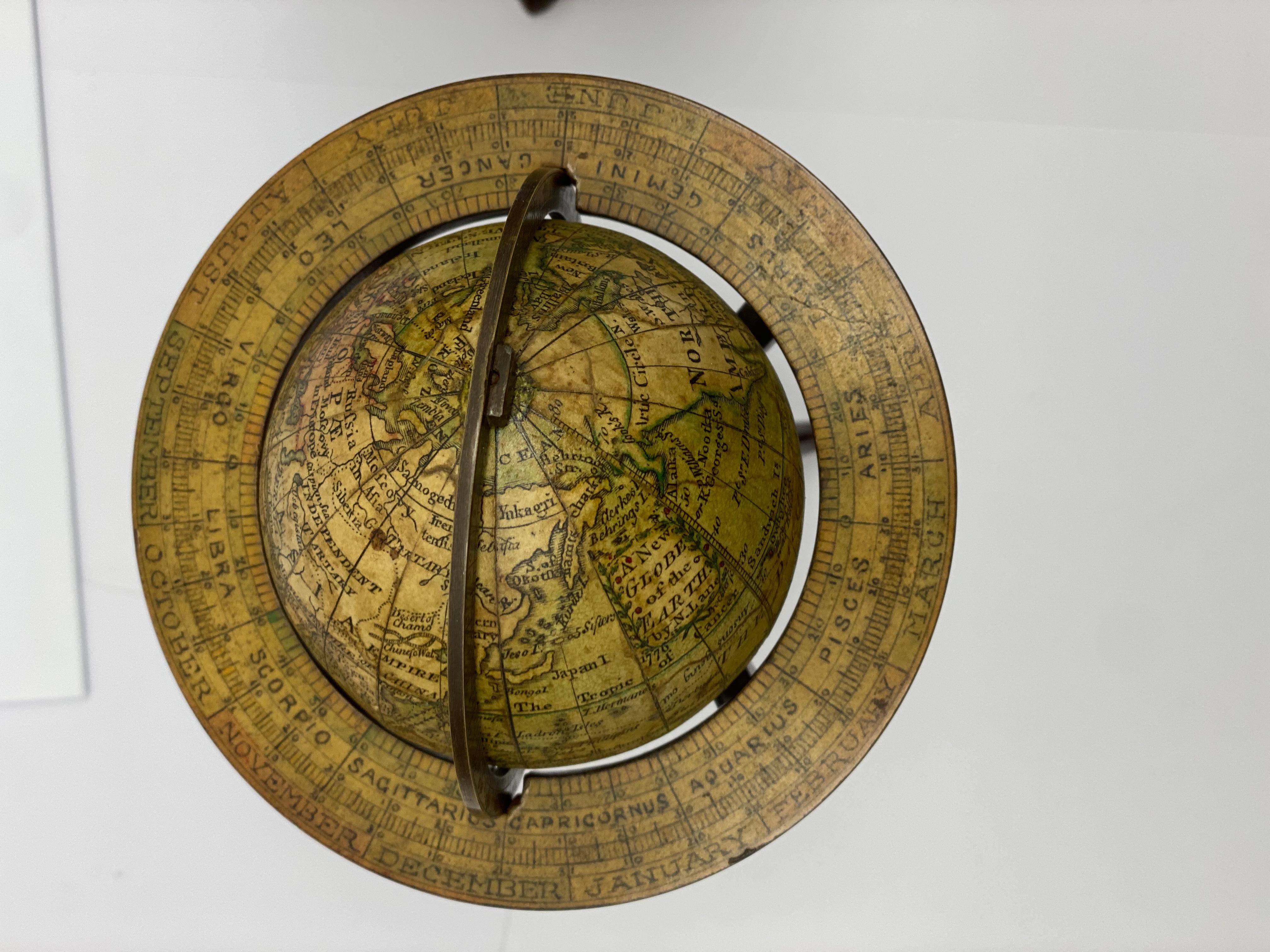 Britannique  Paire de globes de poche anglais de la fin du XVIIIe siècle 