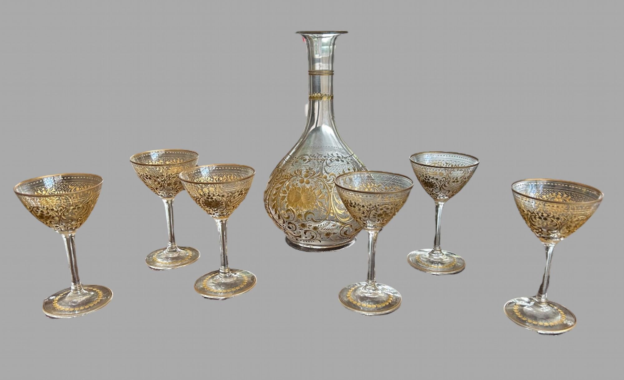 Très bel ensemble de six verres à liqueur et d'une carafe en très bon état, datant du 19e siècle. La carafe a probablement été munie d'un bouchon à un moment donné. Le bord des verres est doré et orné de motifs jusqu'au début du pied, la base est