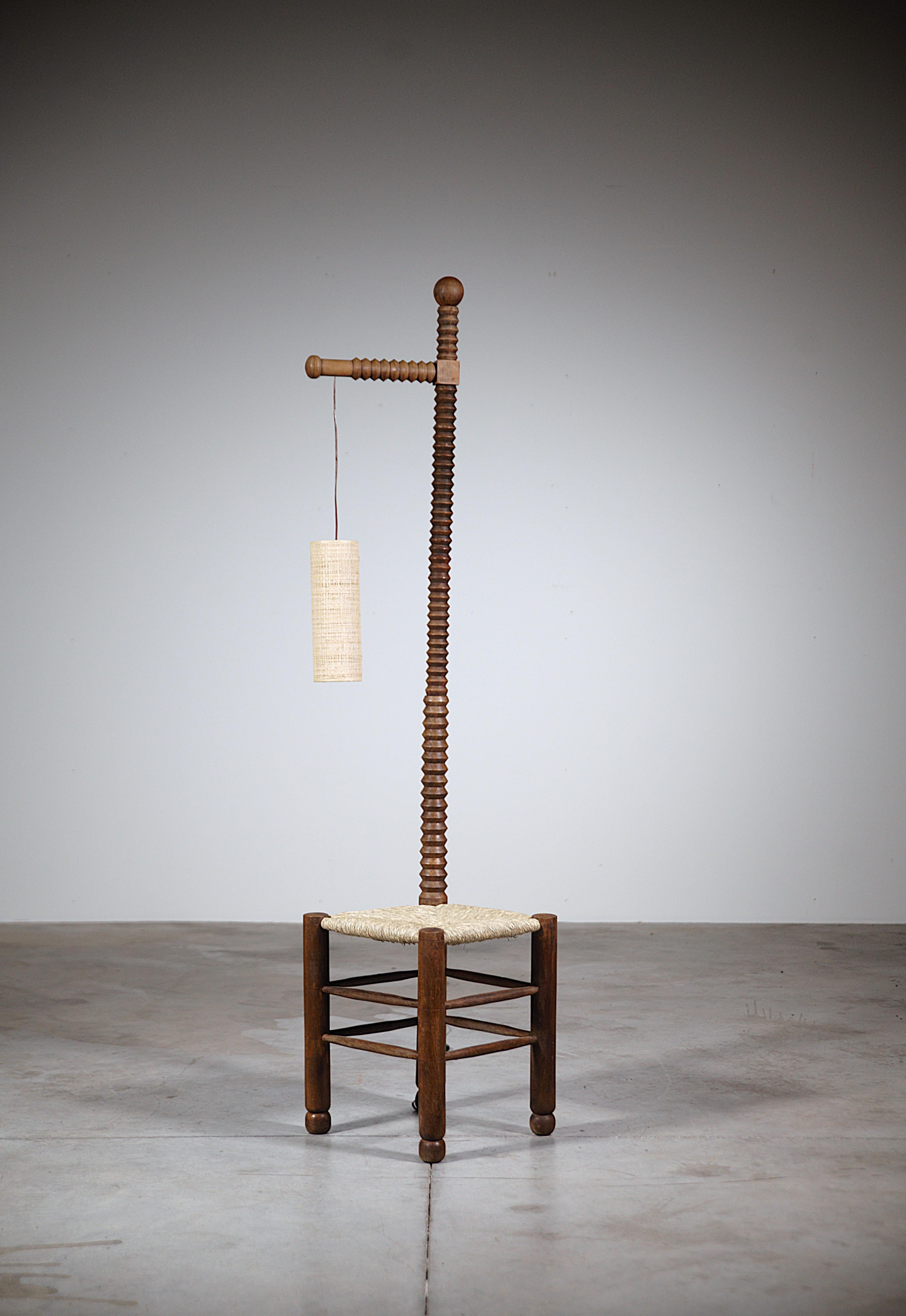 Una atípica lámpara de pie regionalista Francia años 60 en venta 4