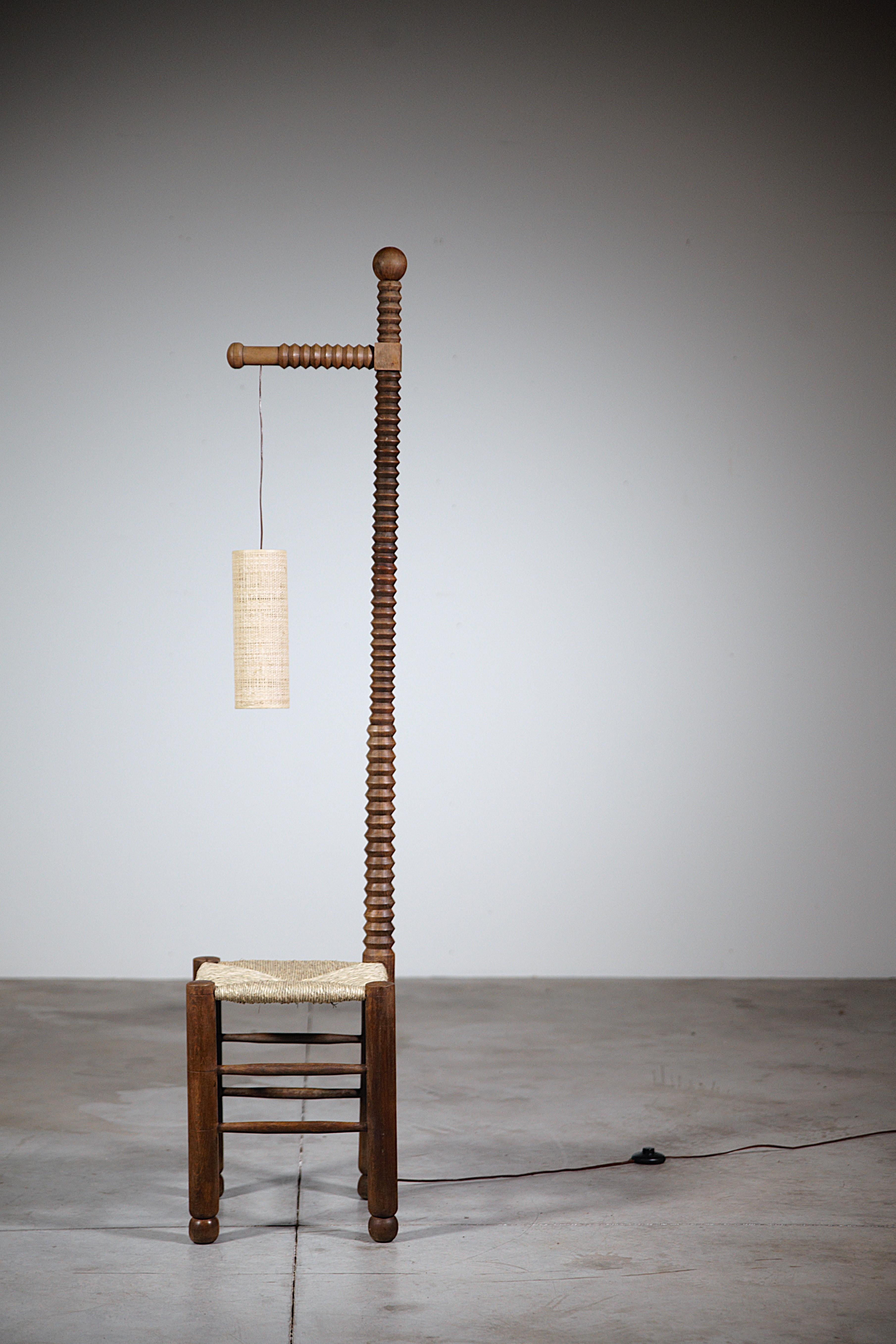 Una atípica lámpara de pie regionalista Francia años 60 Francés en venta