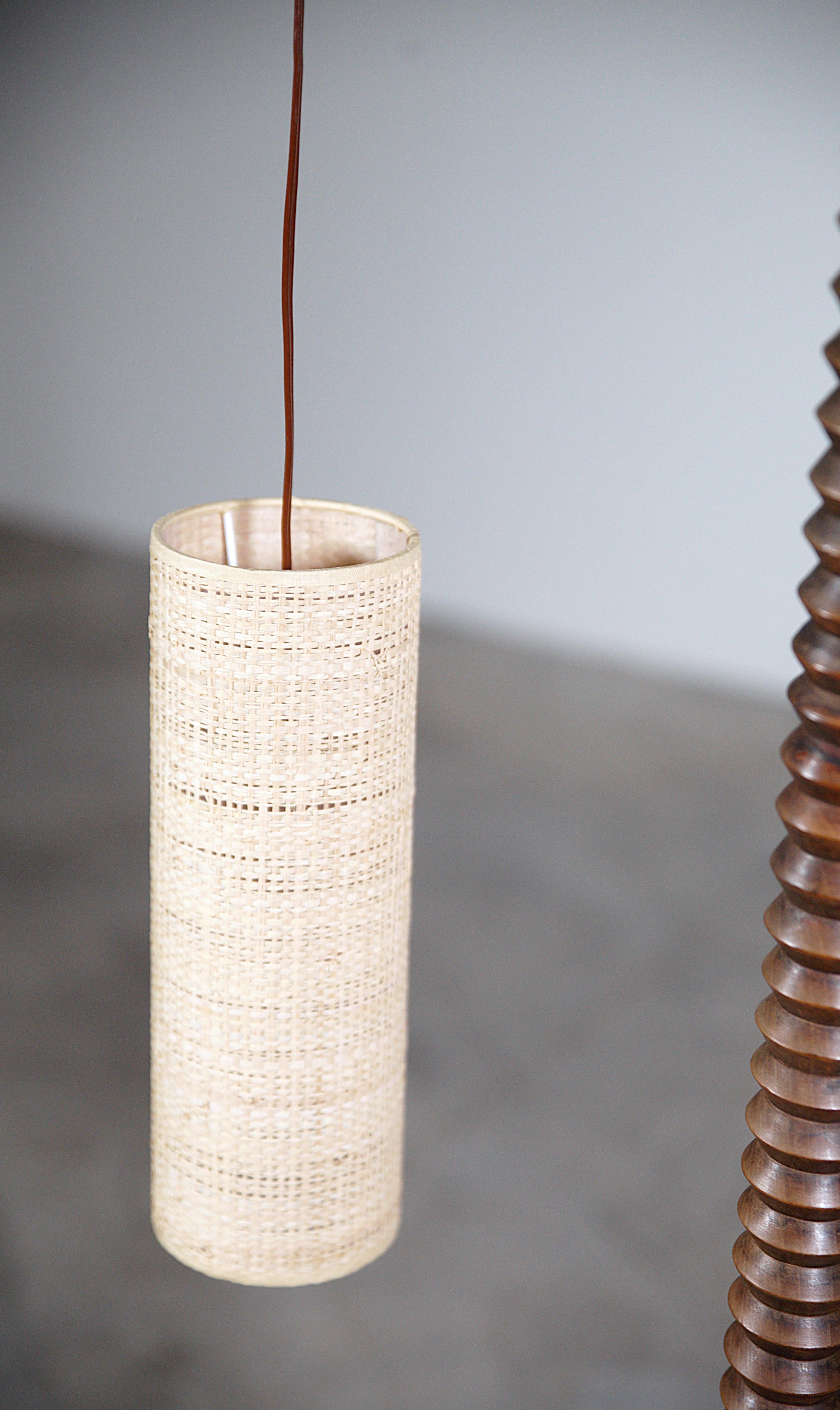 Una atípica lámpara de pie regionalista Francia años 60 mediados del siglo XX en venta