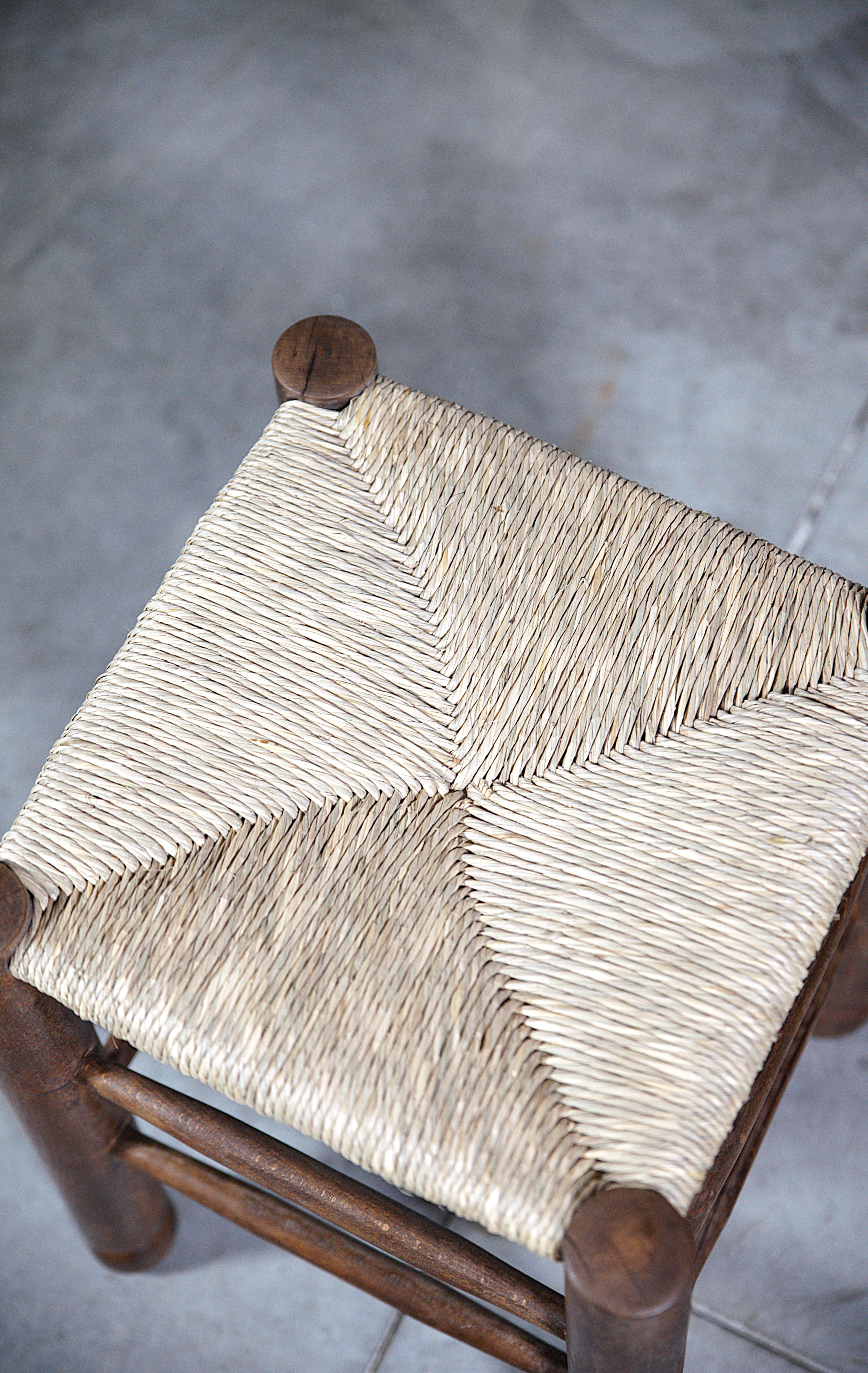 Una atípica lámpara de pie regionalista Francia años 60 Paja en venta