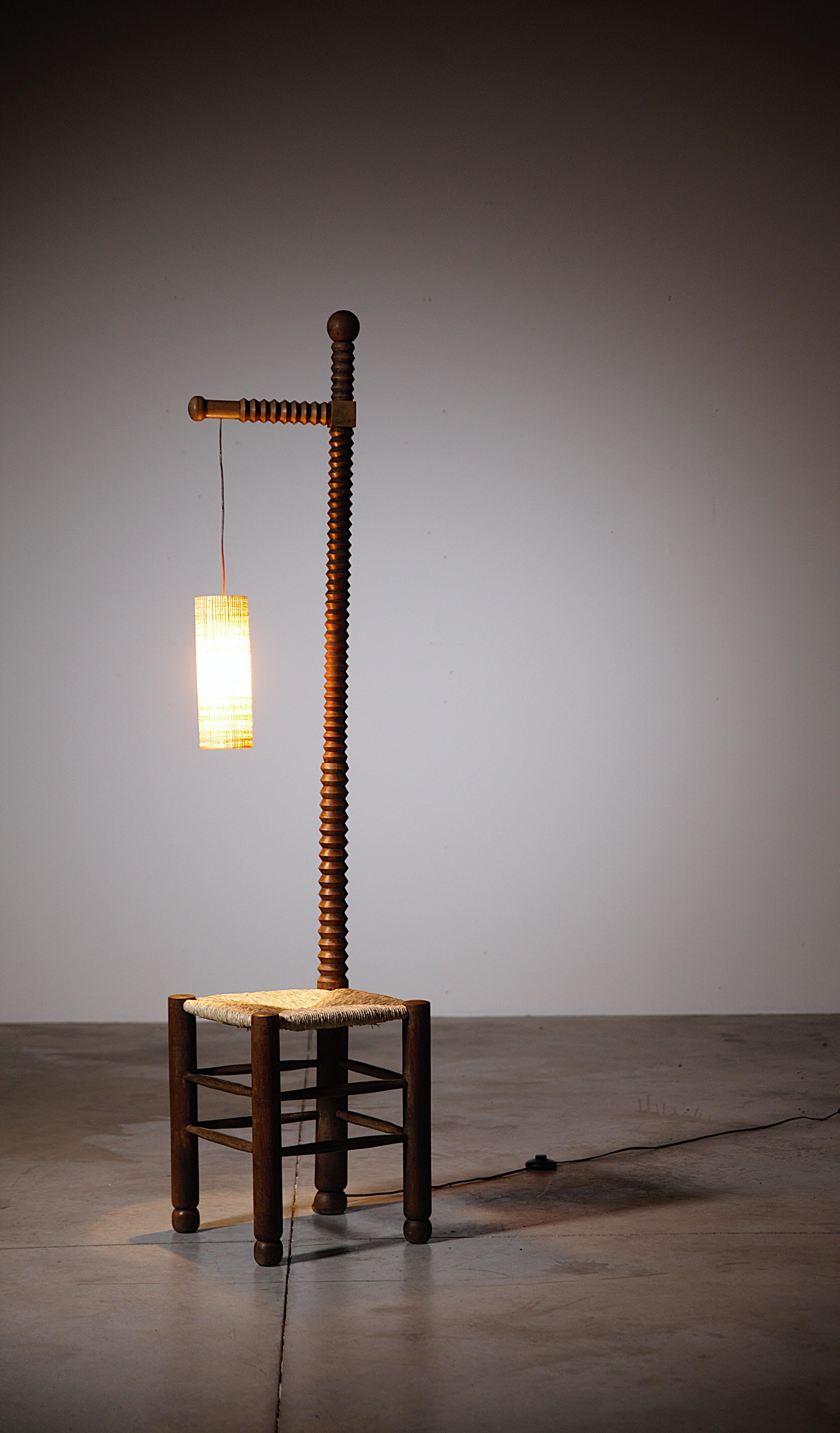 Una atípica lámpara de pie regionalista Francia años 60 en venta 2