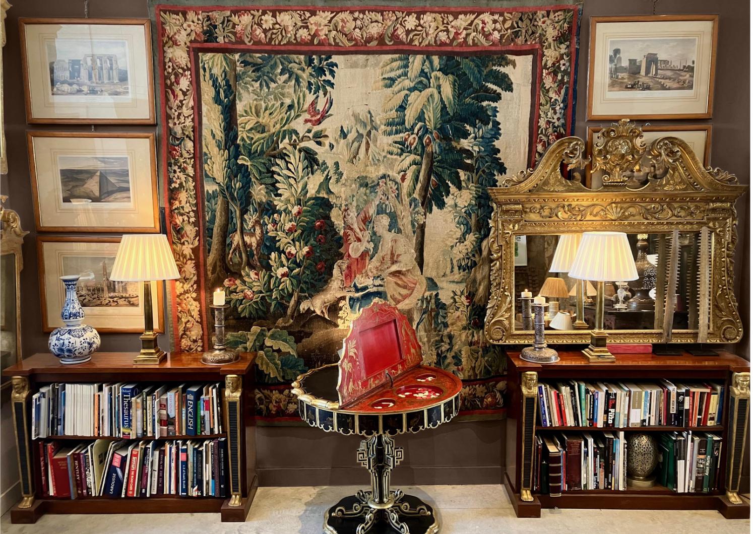 Cette magnifique tapisserie, qui représente un jeune couple et son chien dans une forêt somptueuse, est riche en détails et en couleurs vives. Fabriqué à Aubusson, dans la haute vallée de la Creuse, dans le centre de la France, il date du début du