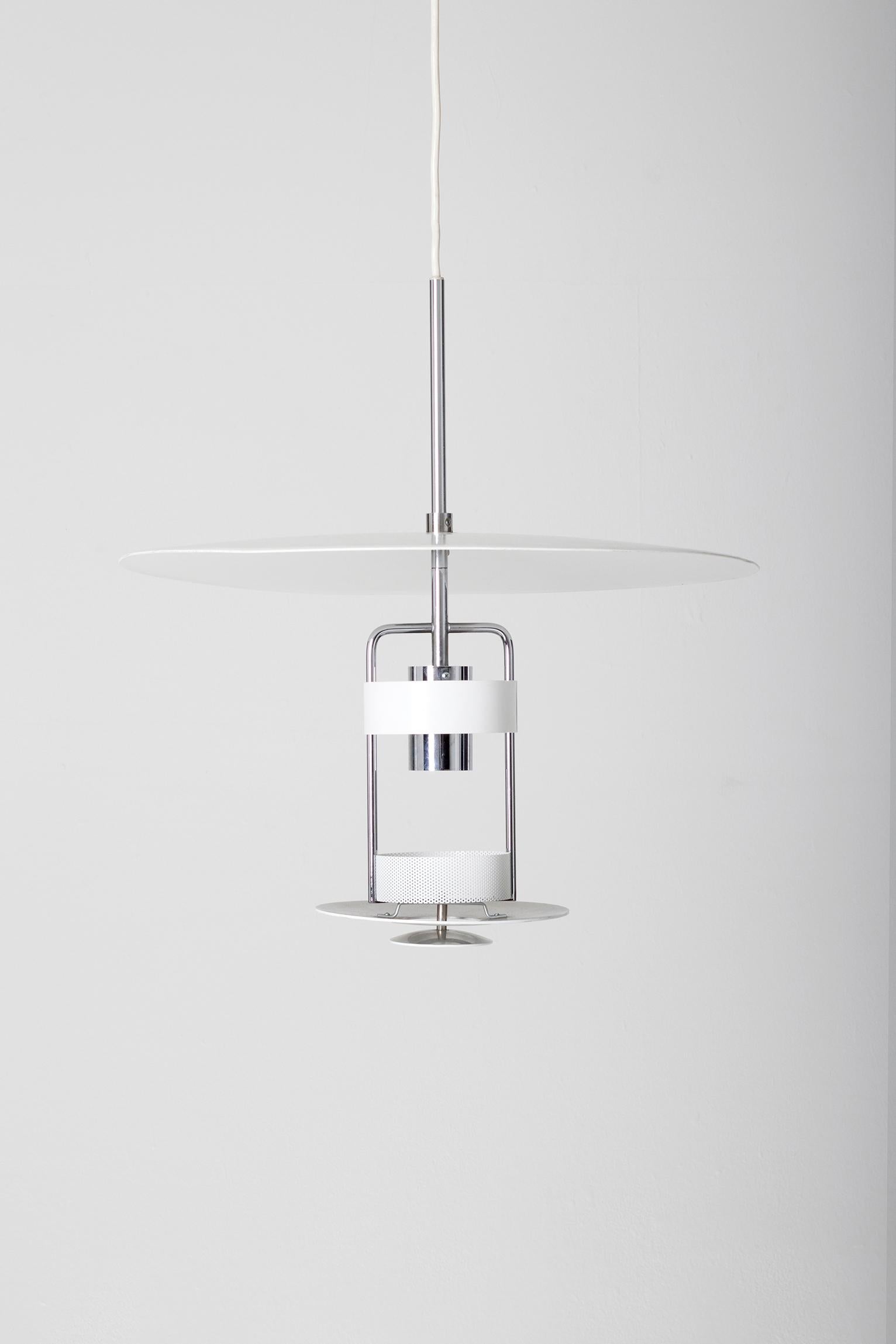 A 'Aurora' ceiling light by Olle Andersson for Boréns Borås.
White enamelled iron and chrome.
Sweden, 1978.
Measures: 50 cm diameter, height is 58 cm plus any length of flex desired.