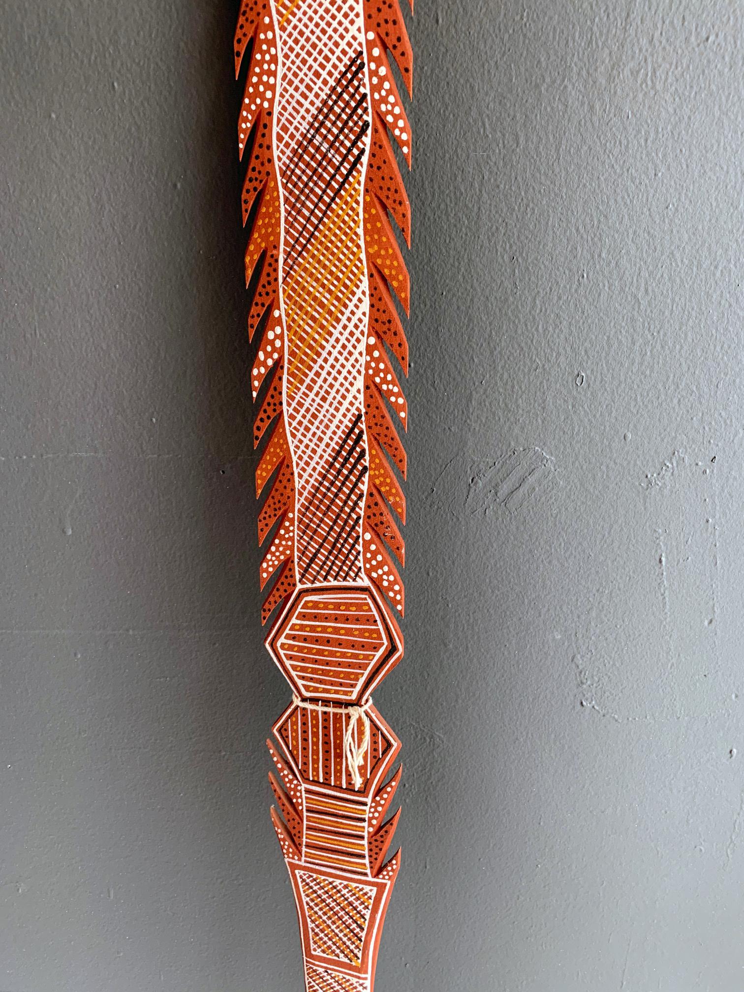 Australischer geschnitzter und bemalter Speer der australischen Aborigines von Melville Island (Volkskunst) im Angebot