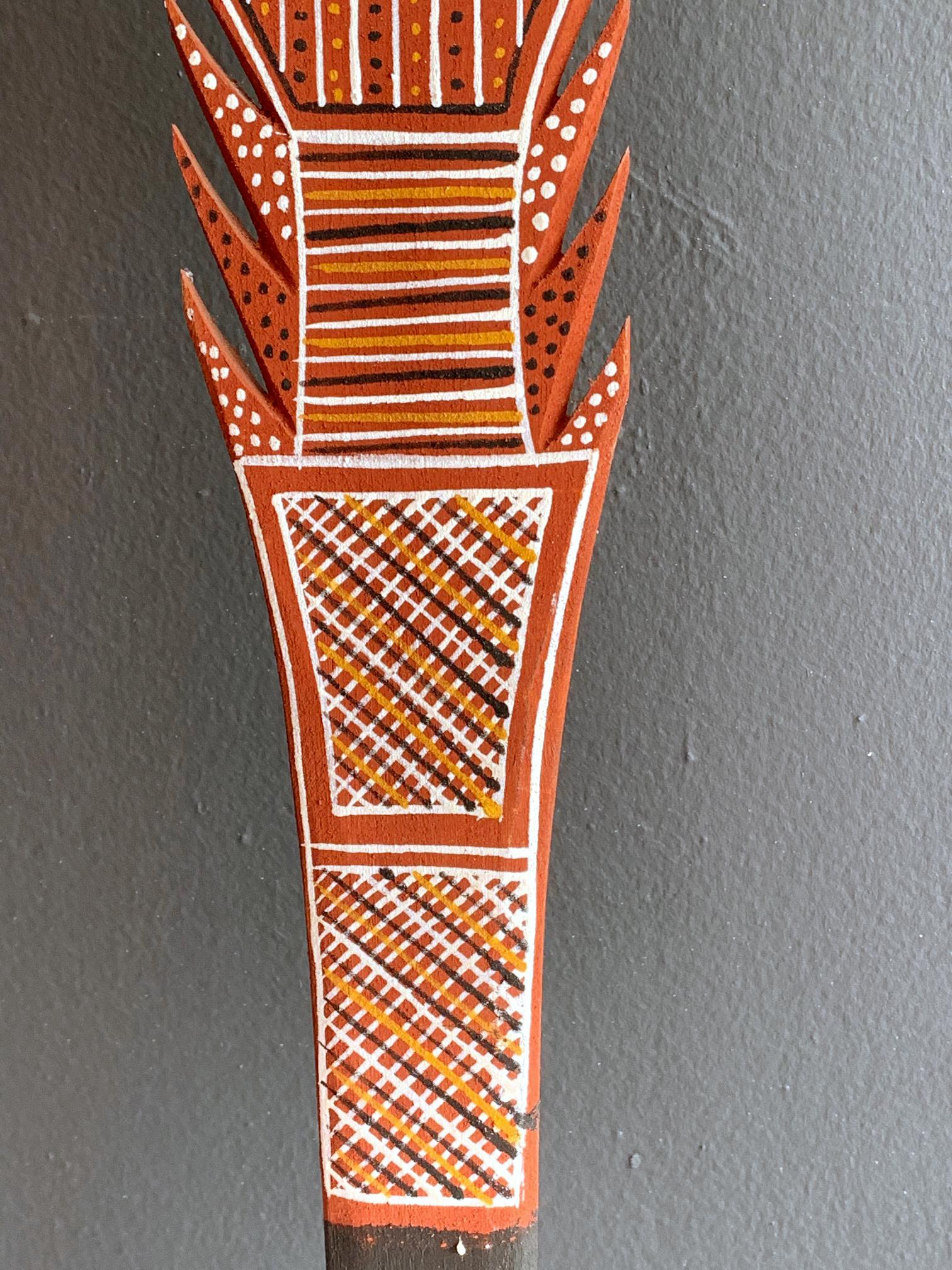 Australischer geschnitzter und bemalter Speer der australischen Aborigines von Melville Island (21. Jahrhundert und zeitgenössisch) im Angebot