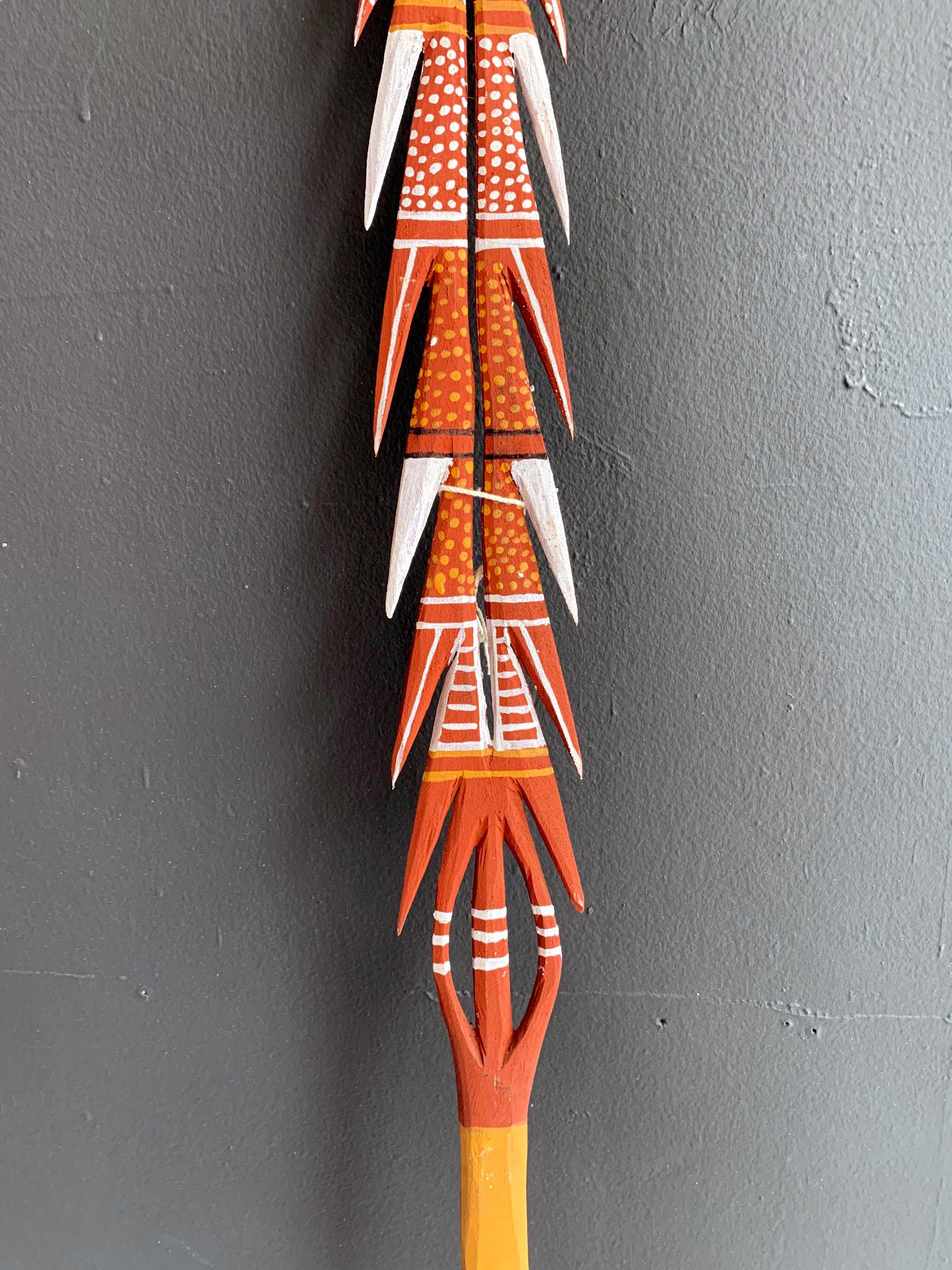 Tribal Lance aborigène australienne sculptée et peinte provenant de l'île Melville en vente