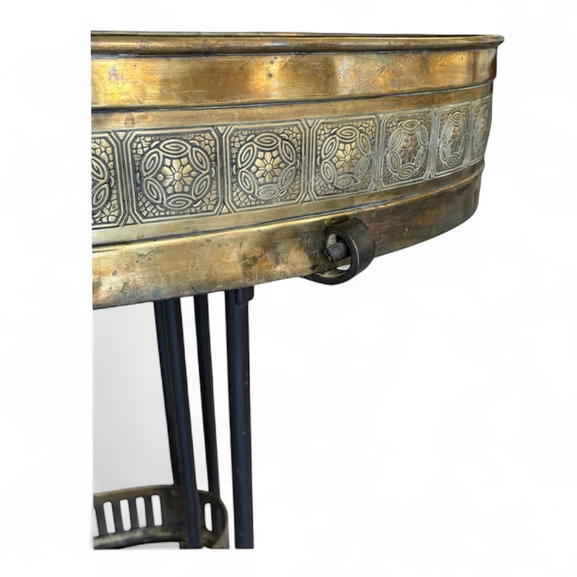 Remarquable jardinière de la période sécessionniste autrichienne, datant de 1910. Magnifiques détails et travail du métal. La pièce a été conçue pour abriter des plantes, mais elle peut également être utilisée pour ranger des bouteilles ou tout
