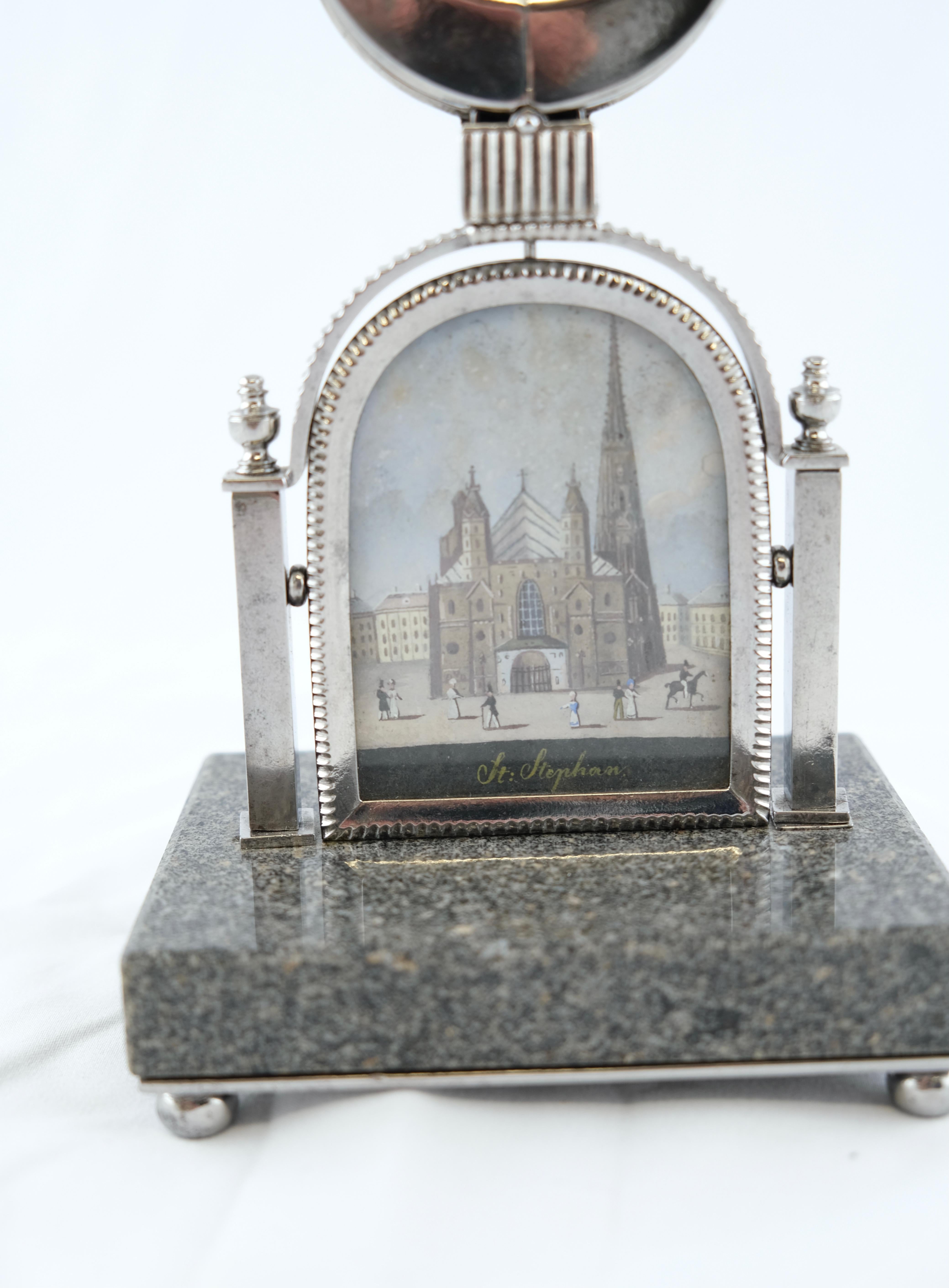 Ein österreichischer Uhrenhalter. Granit und Stahl mit einem Bild der Kuppel St. Stephans (Österreichisch) im Angebot