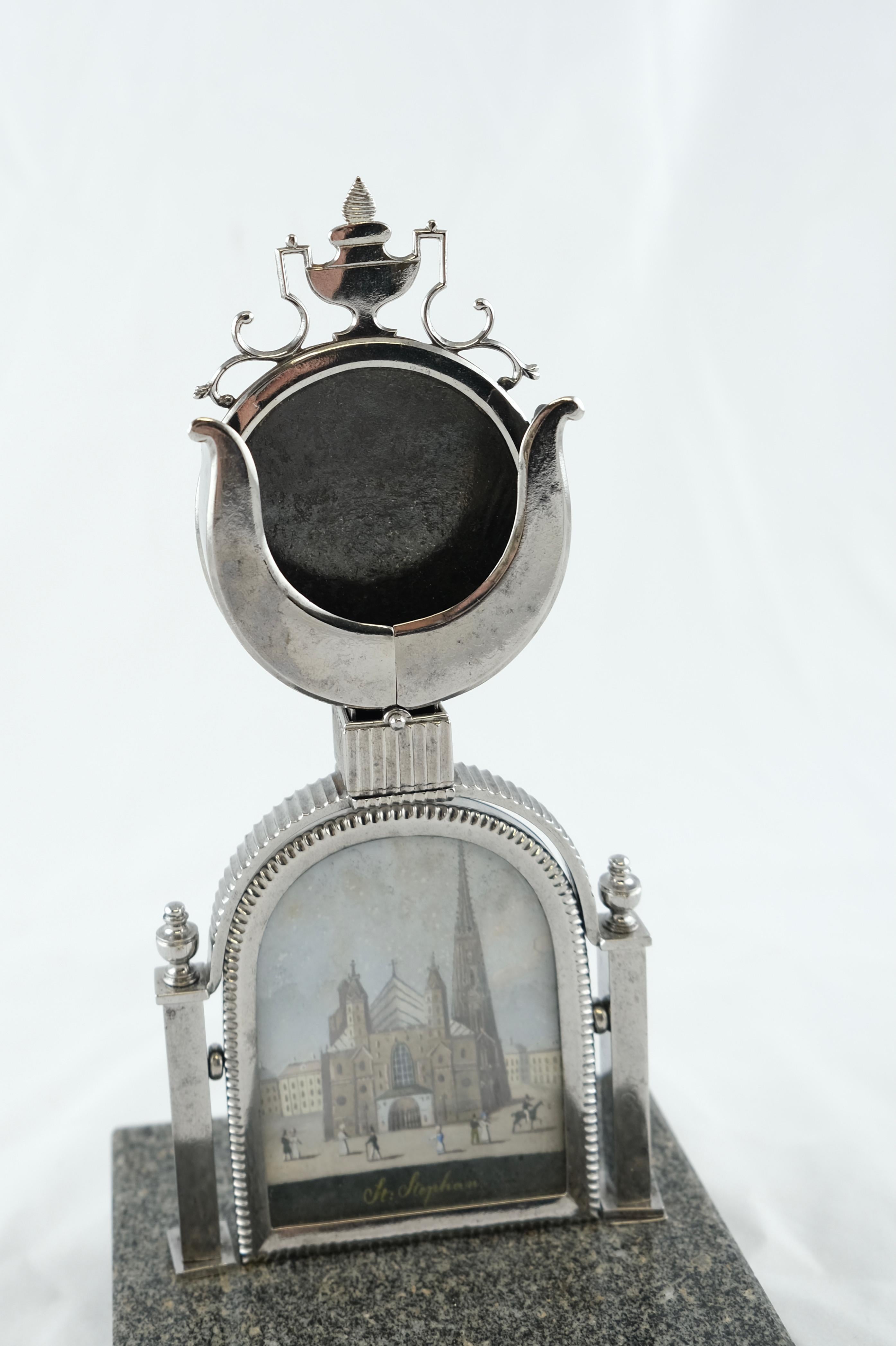 Ein österreichischer Uhrenhalter. Granit und Stahl mit einem Bild der Kuppel St. Stephans im Angebot 1